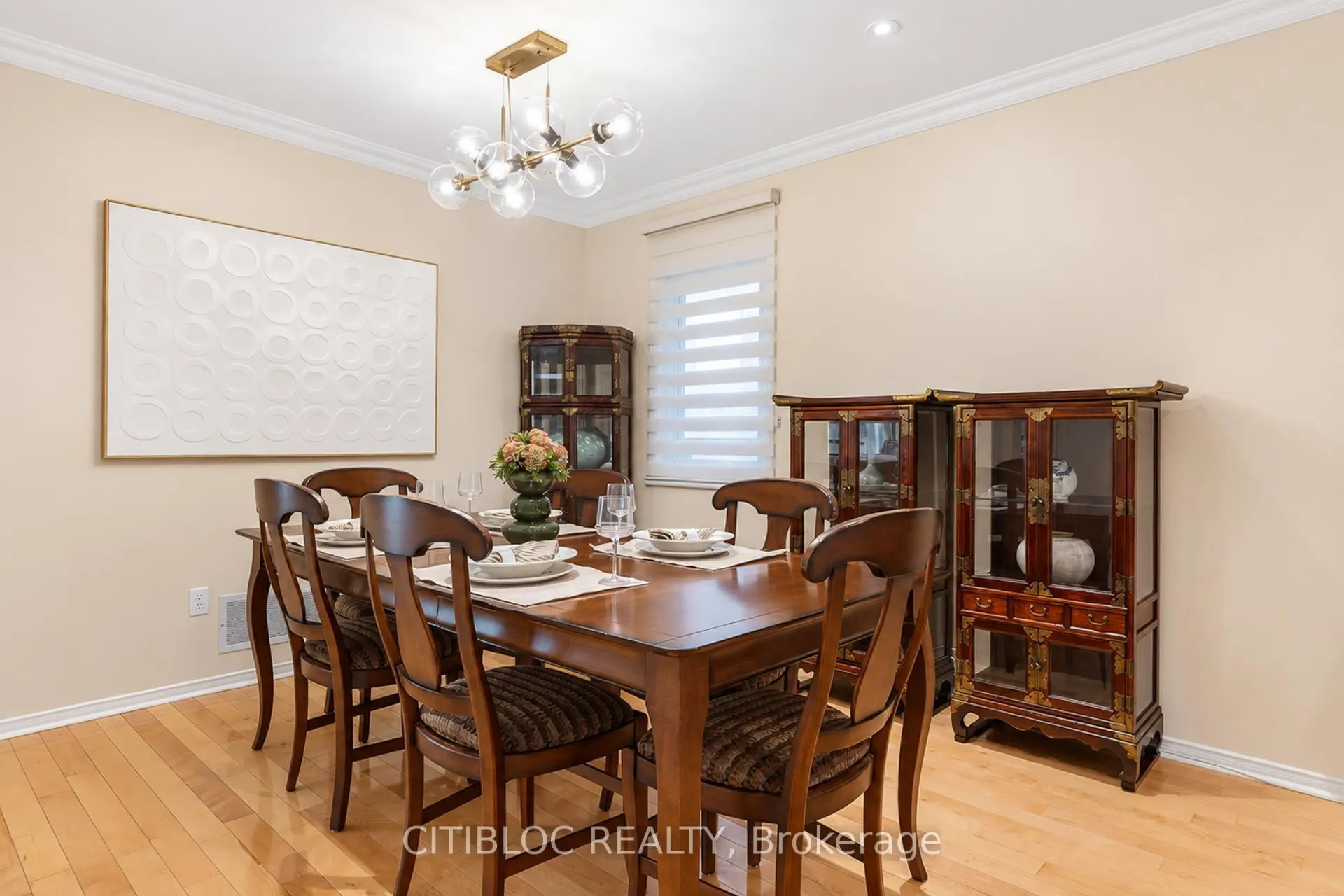 33 Desert View Crescent