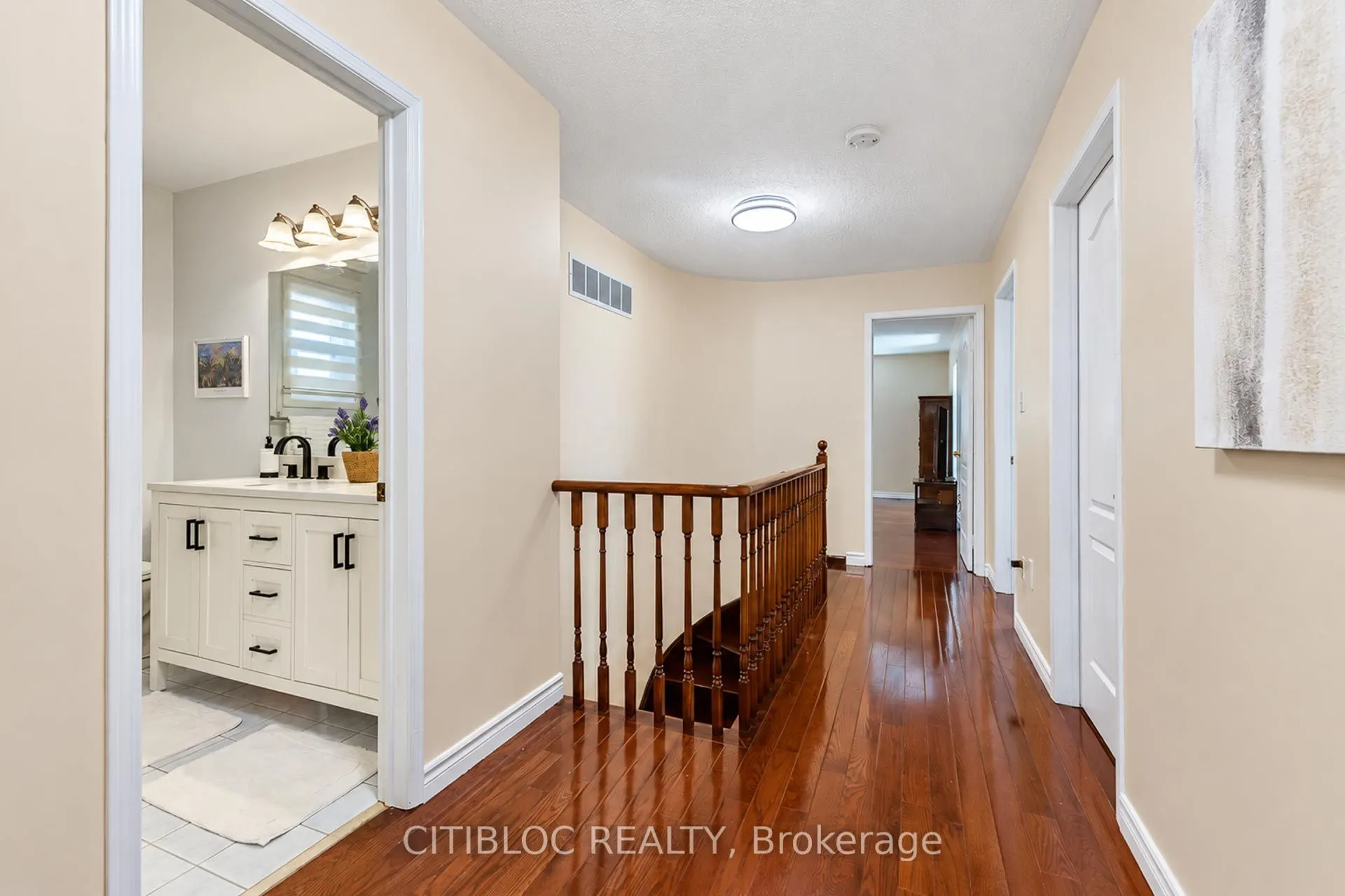 33 Desert View Crescent
