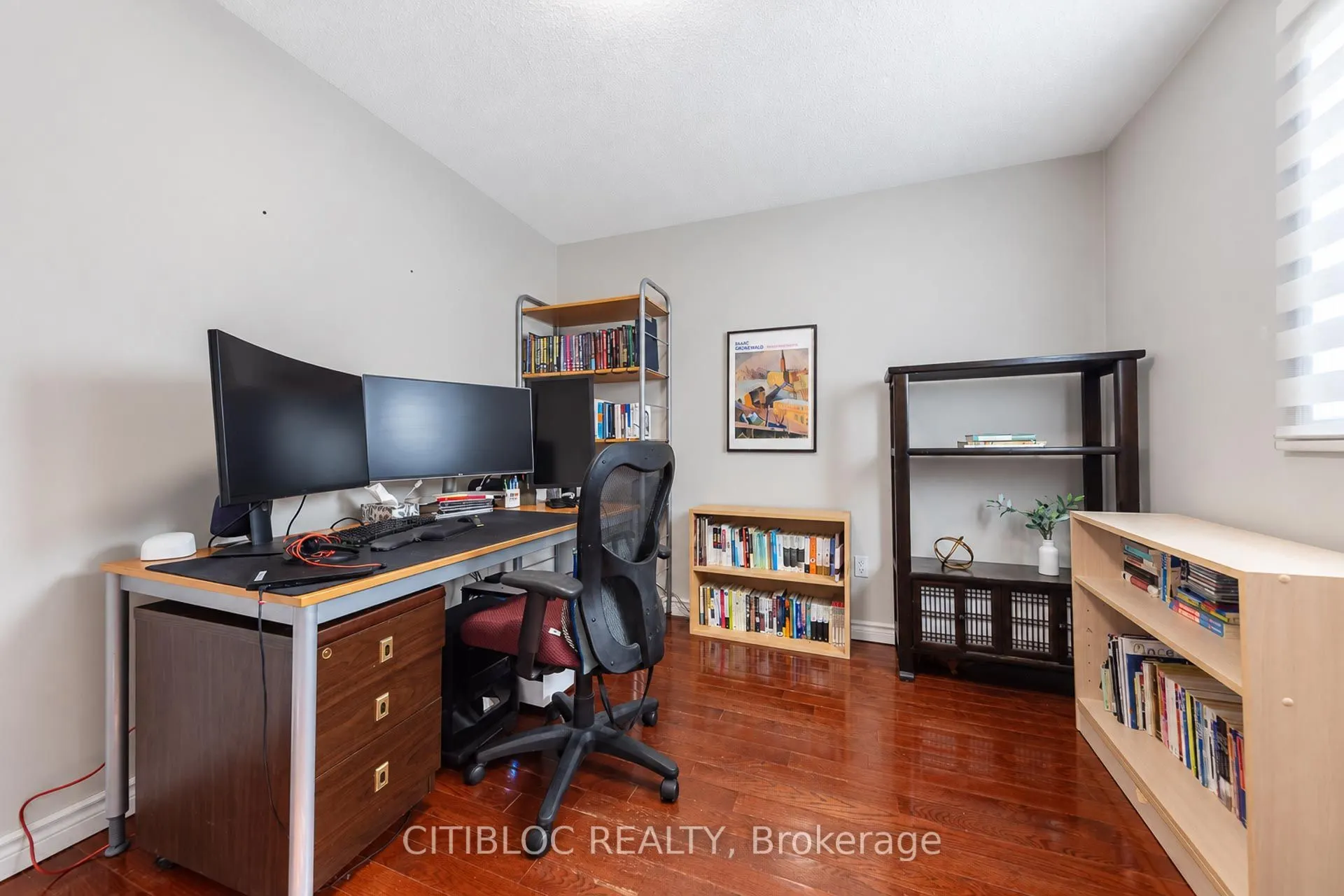 33 Desert View Crescent
