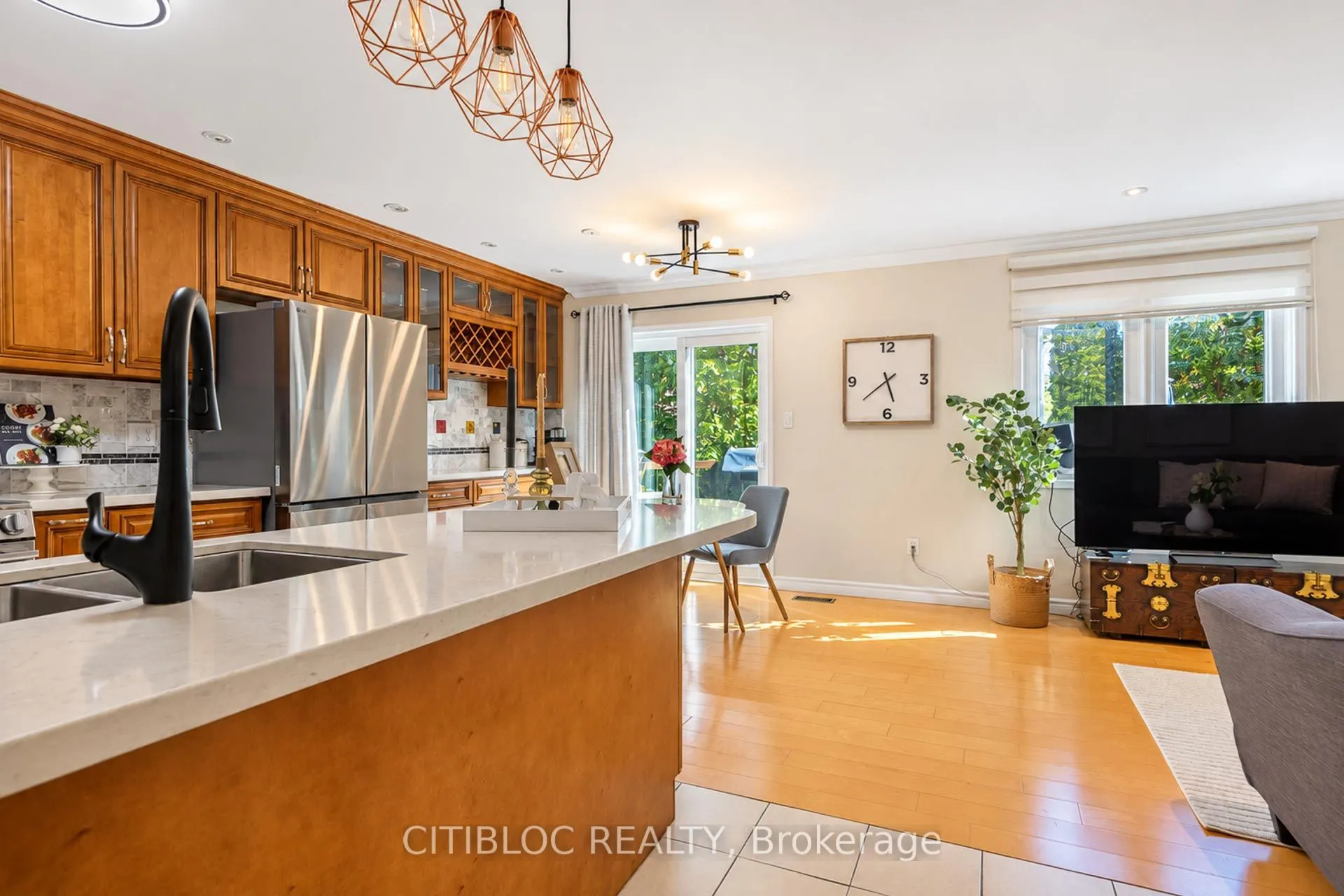 33 Desert View Crescent