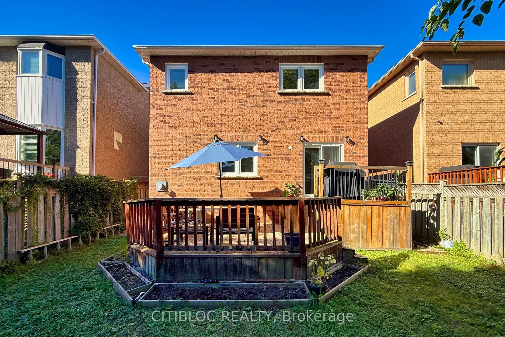 33 Desert View Crescent