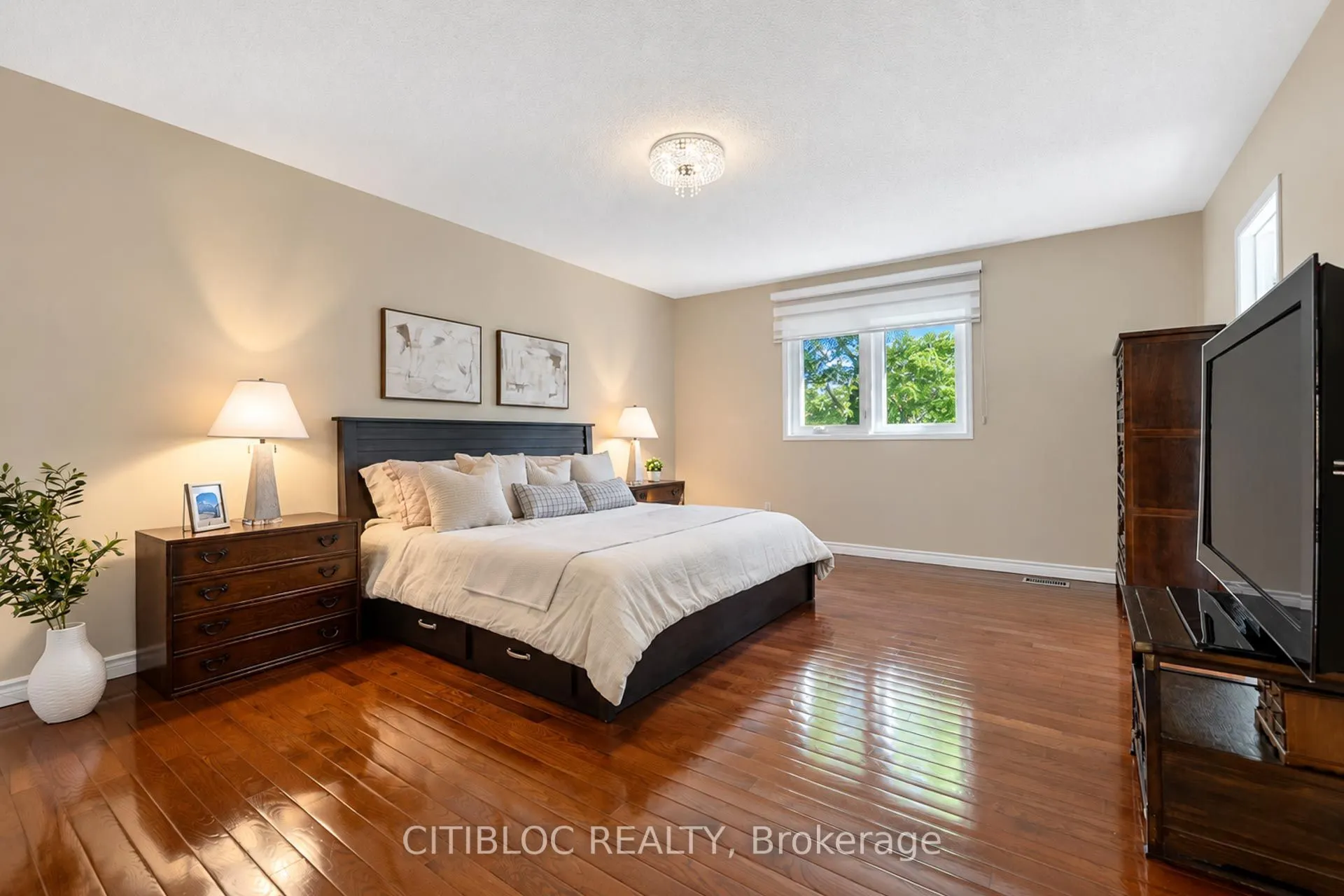33 Desert View Crescent