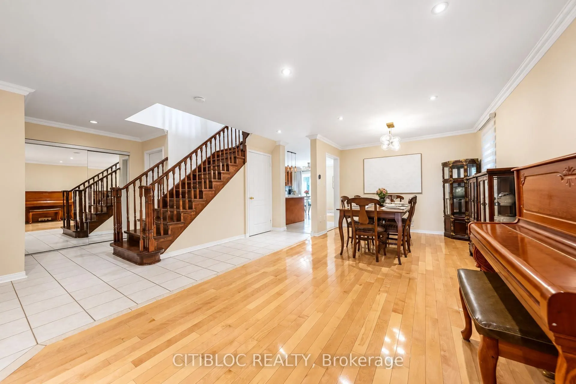 33 Desert View Crescent