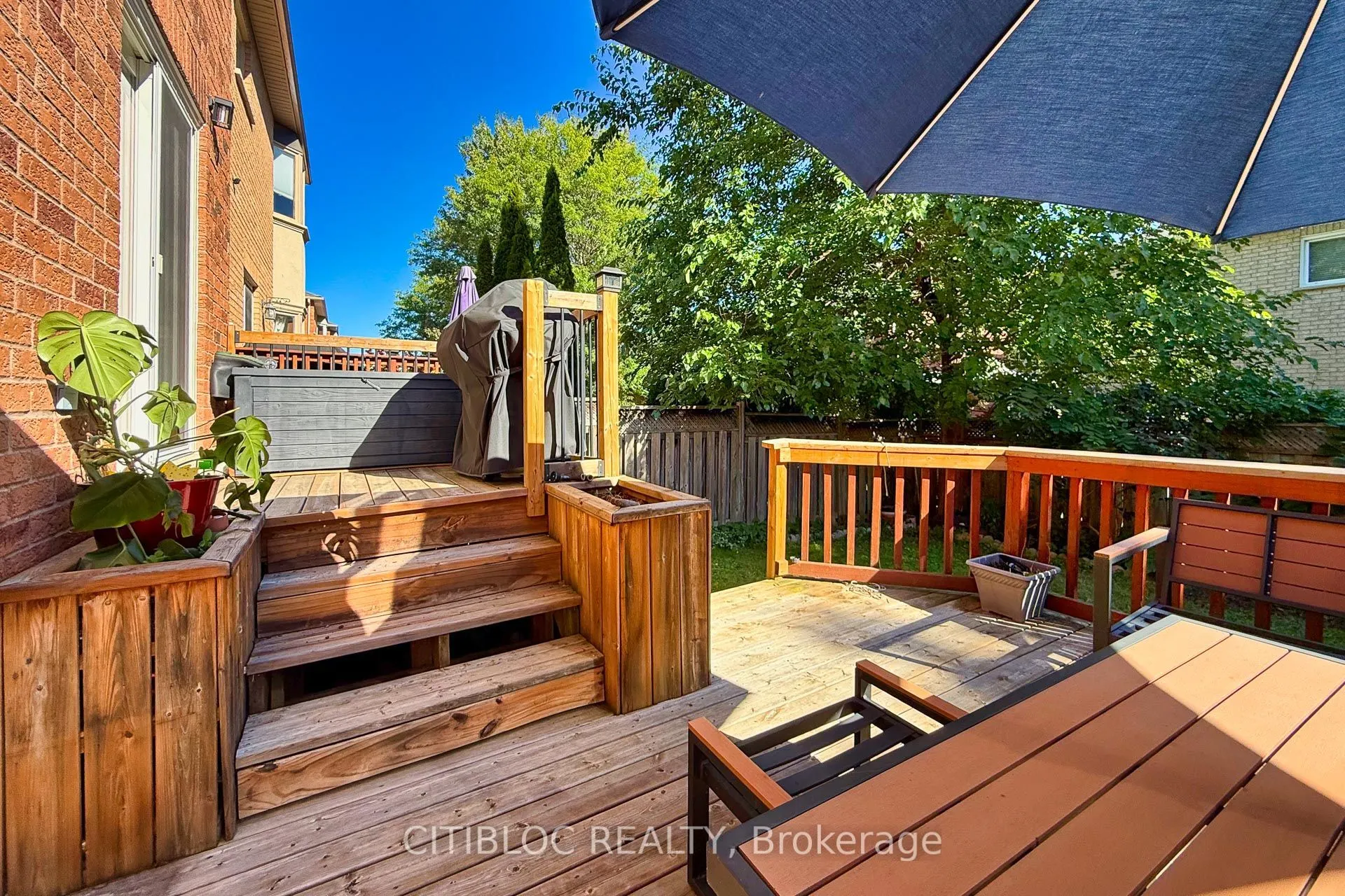 33 Desert View Crescent
