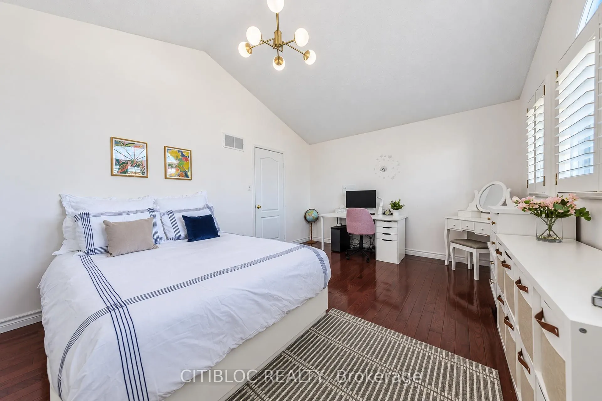 33 Desert View Crescent