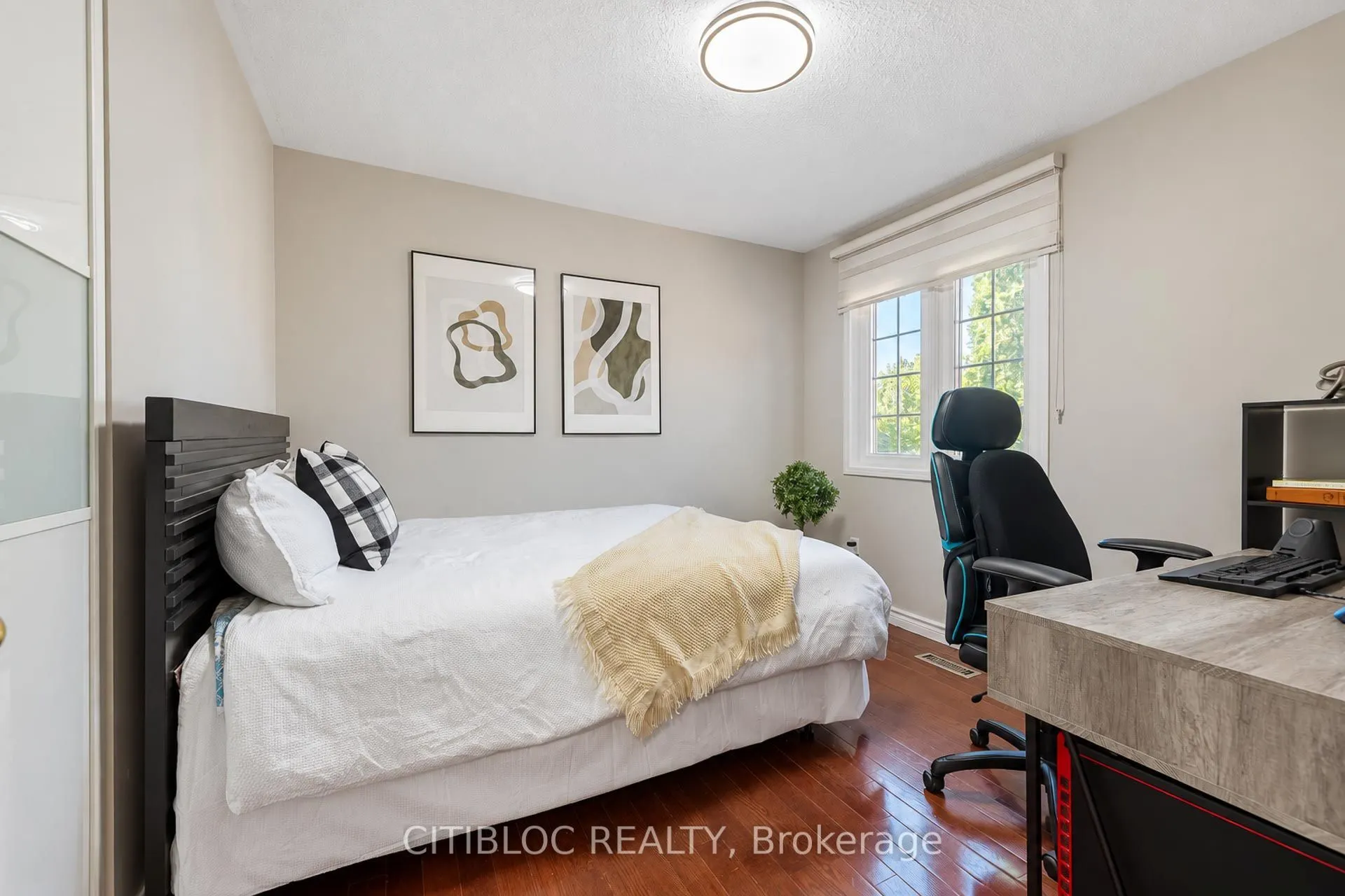 33 Desert View Crescent