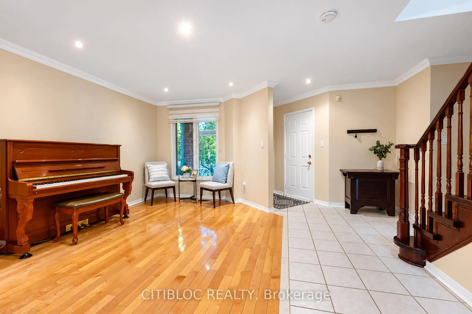 33 Desert View Crescent