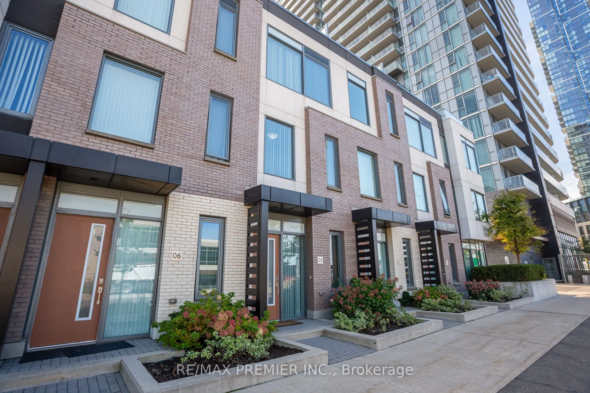 1010 Portage Parkway #TH 5