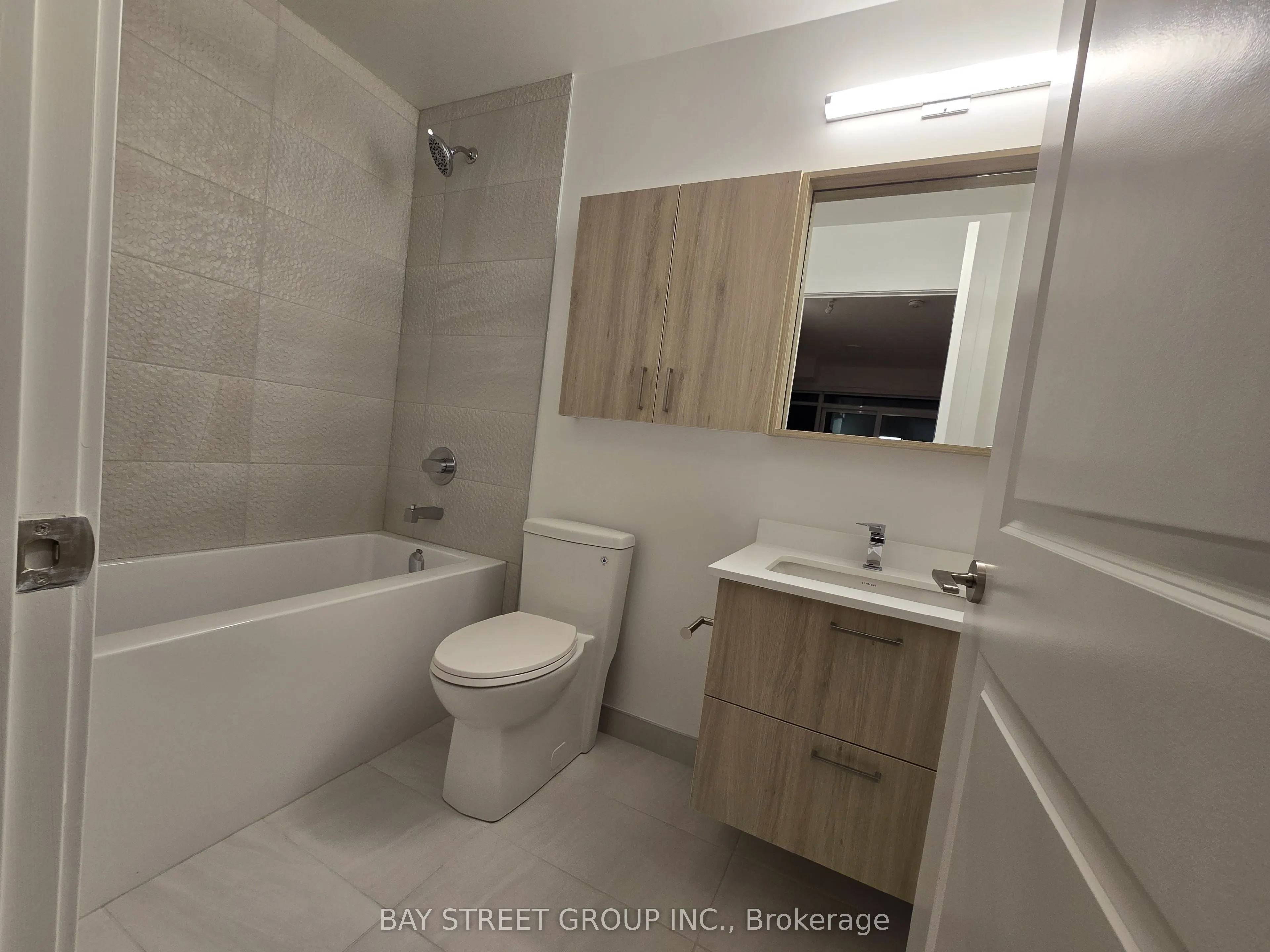 50 Upper Mall Way #1806