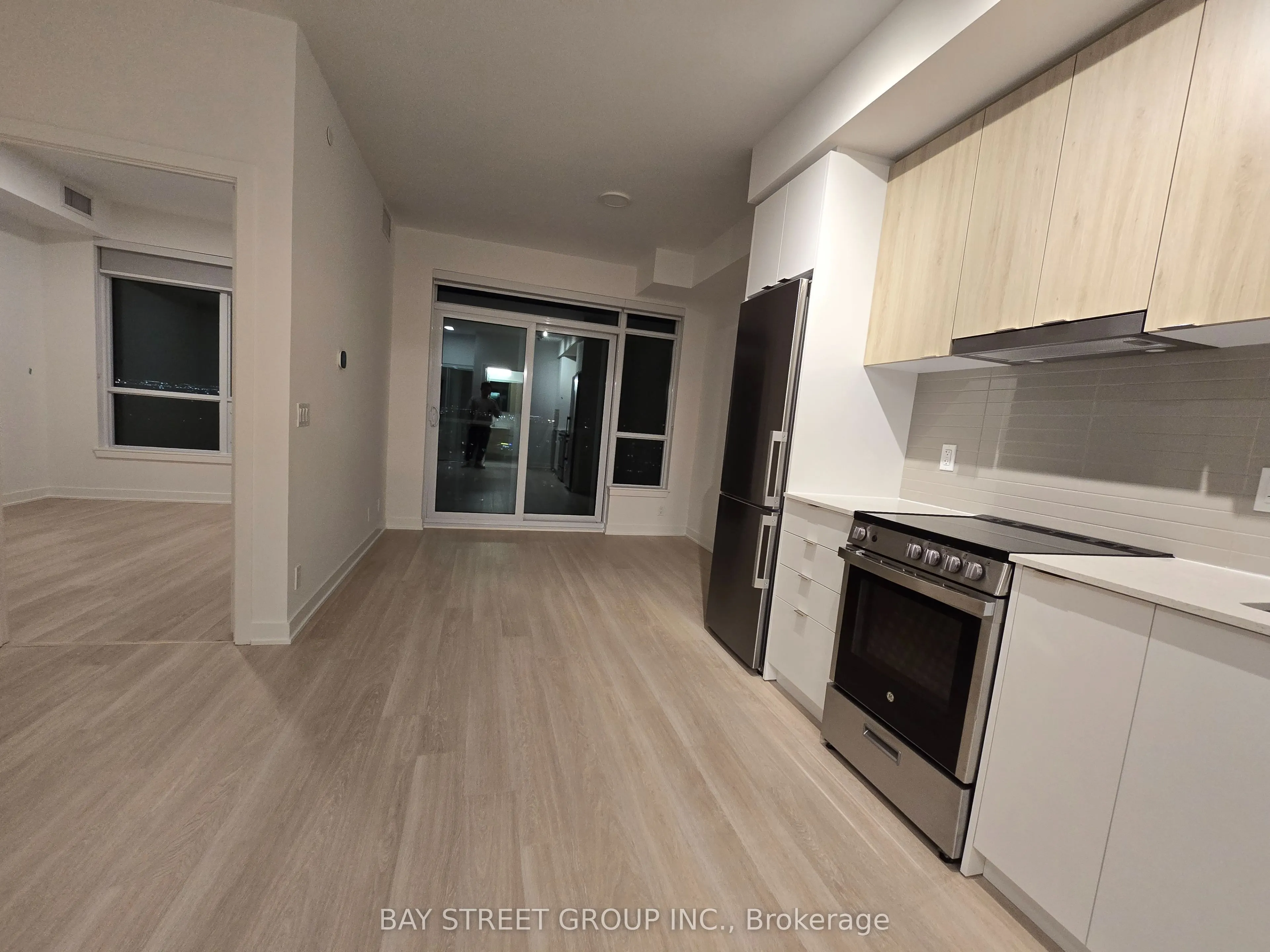 50 Upper Mall Way #1806