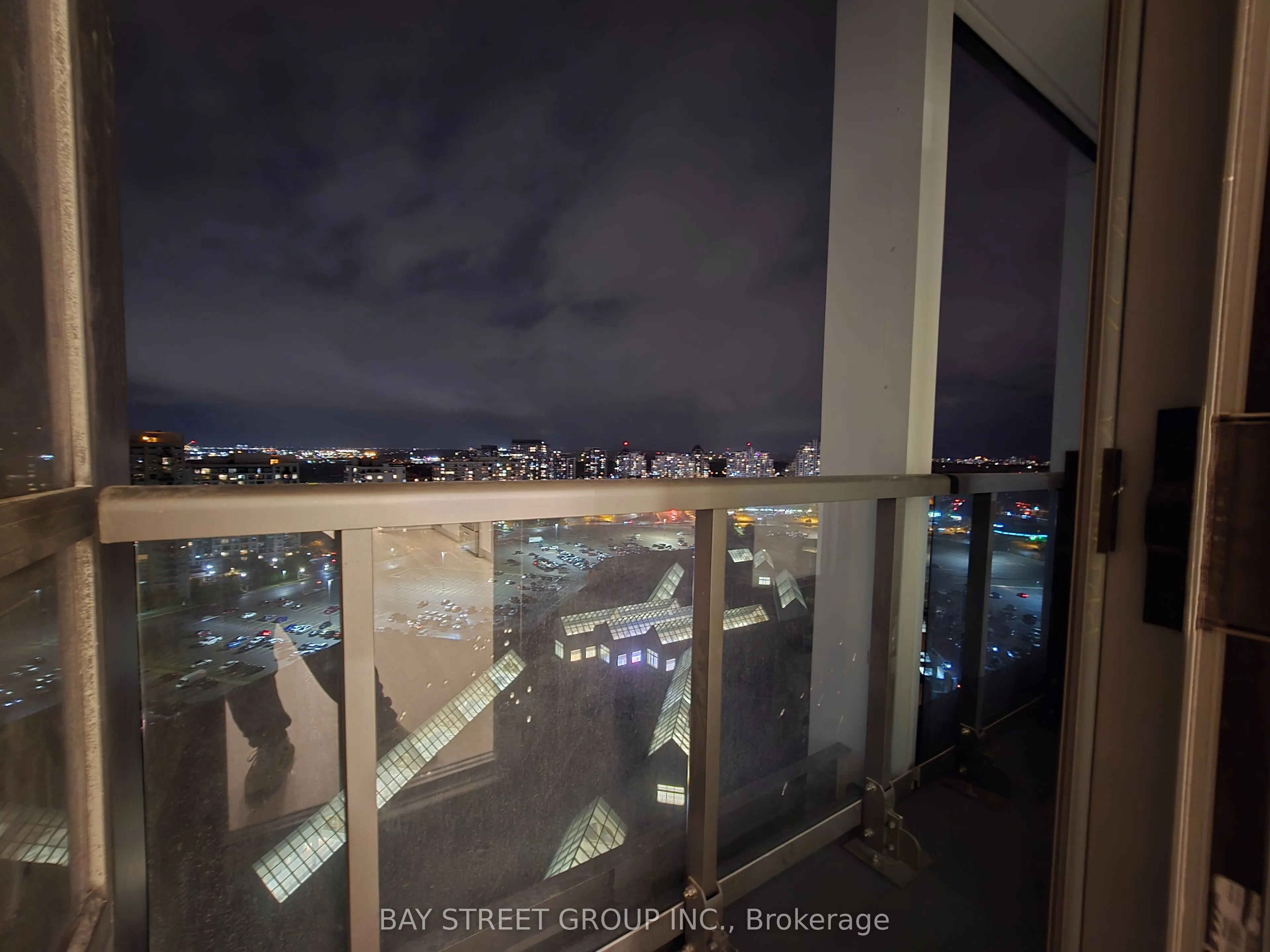 50 Upper Mall Way #1806