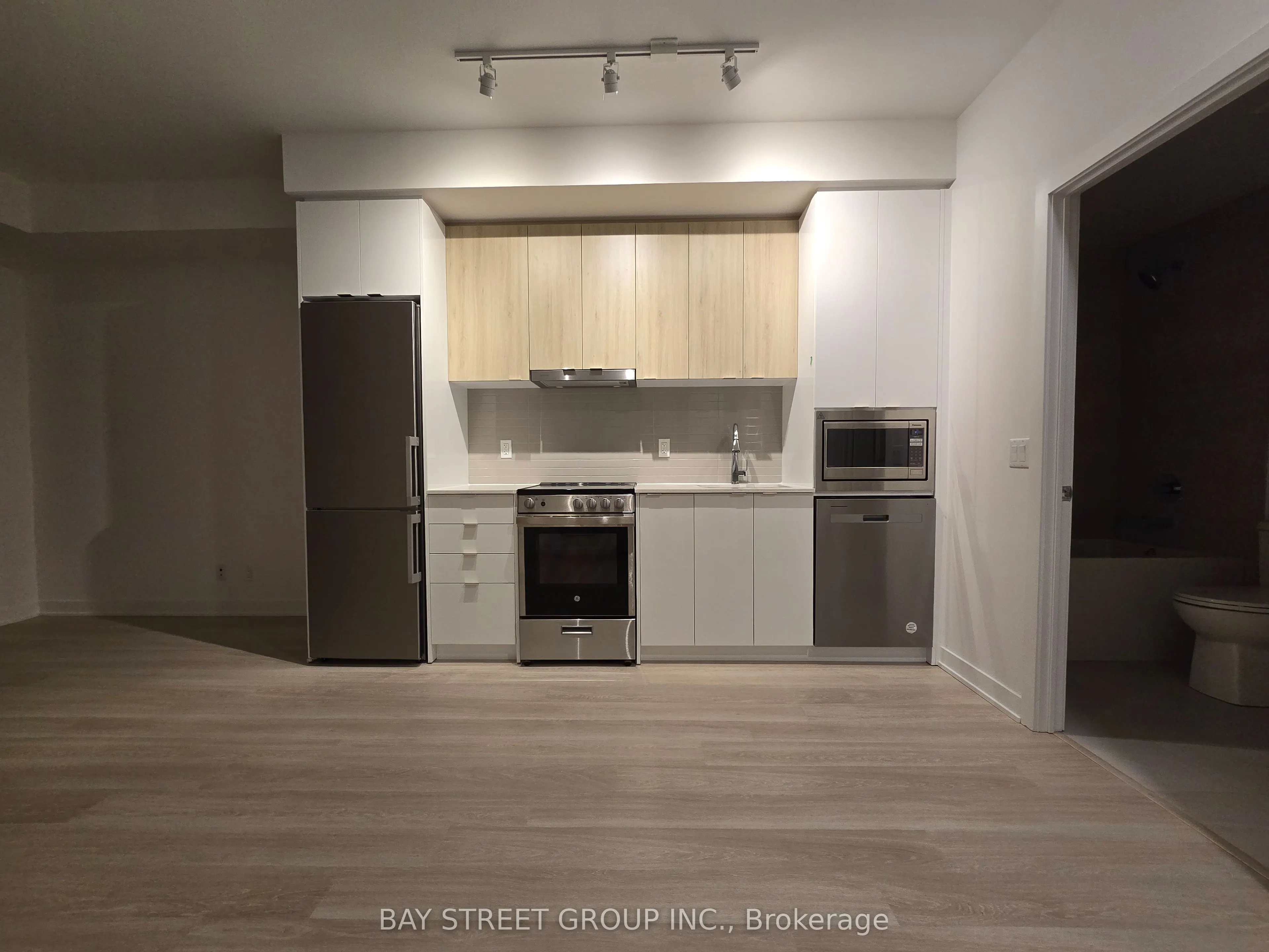 50 Upper Mall Way #1806
