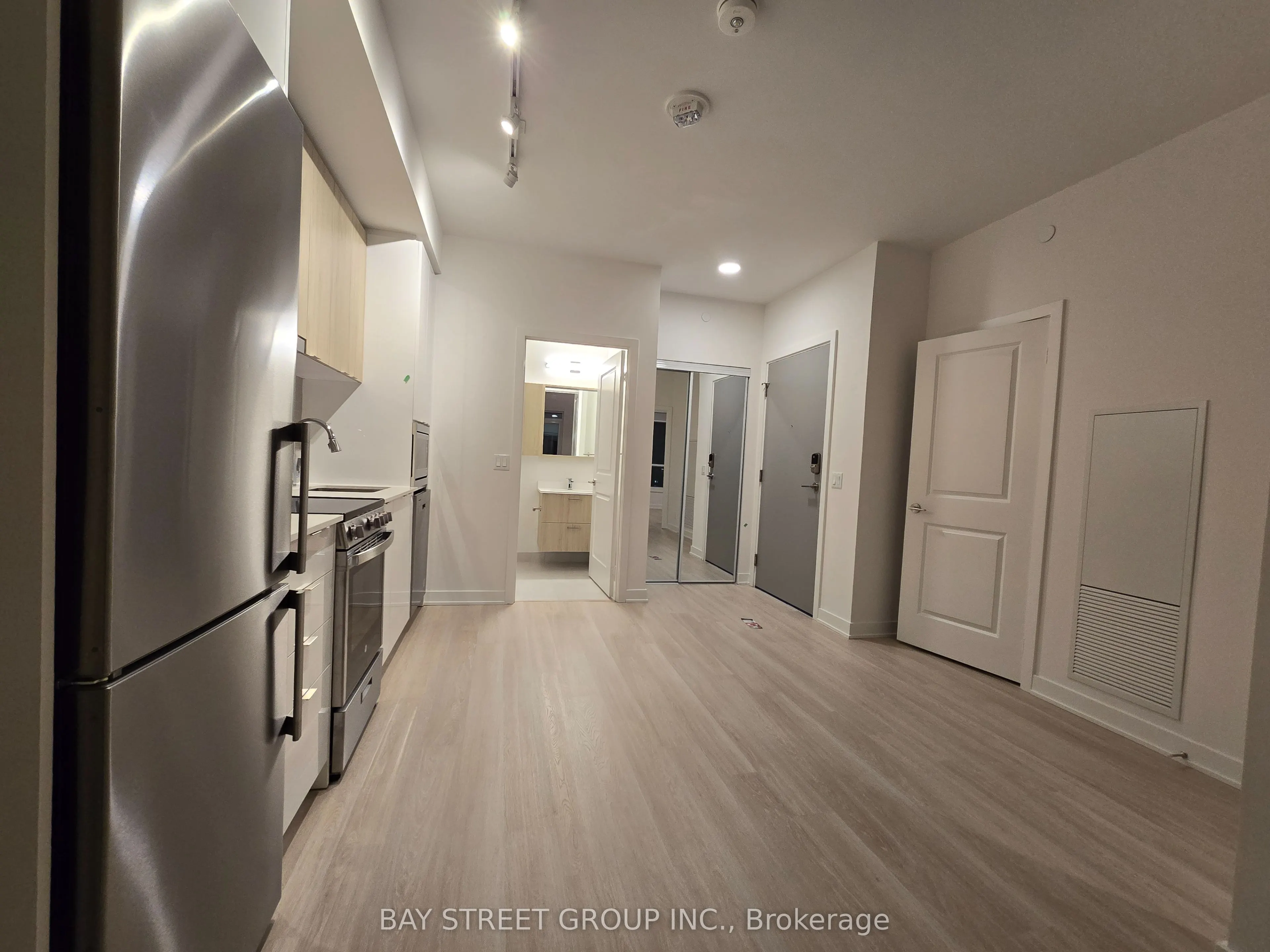 50 Upper Mall Way #1806