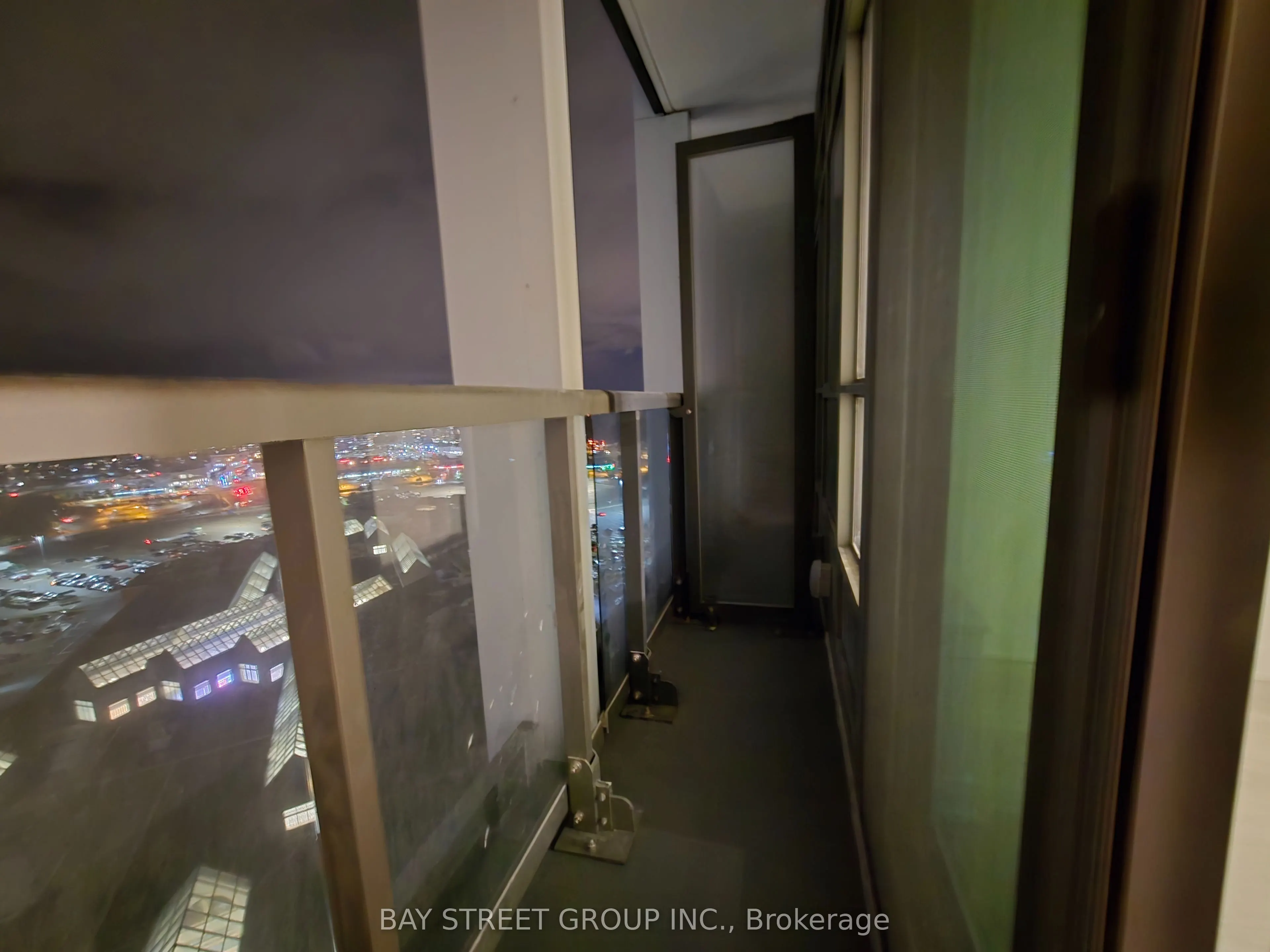 50 Upper Mall Way #1806