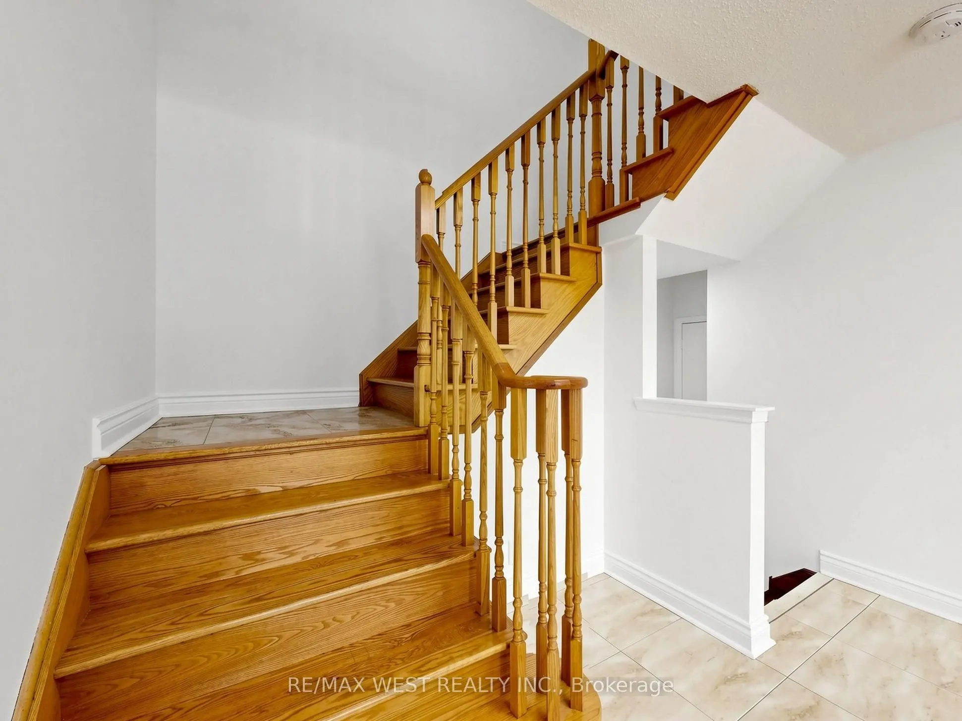 63 Echo Ridge Crescent