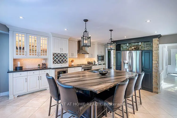 143 Carlyle Crescent