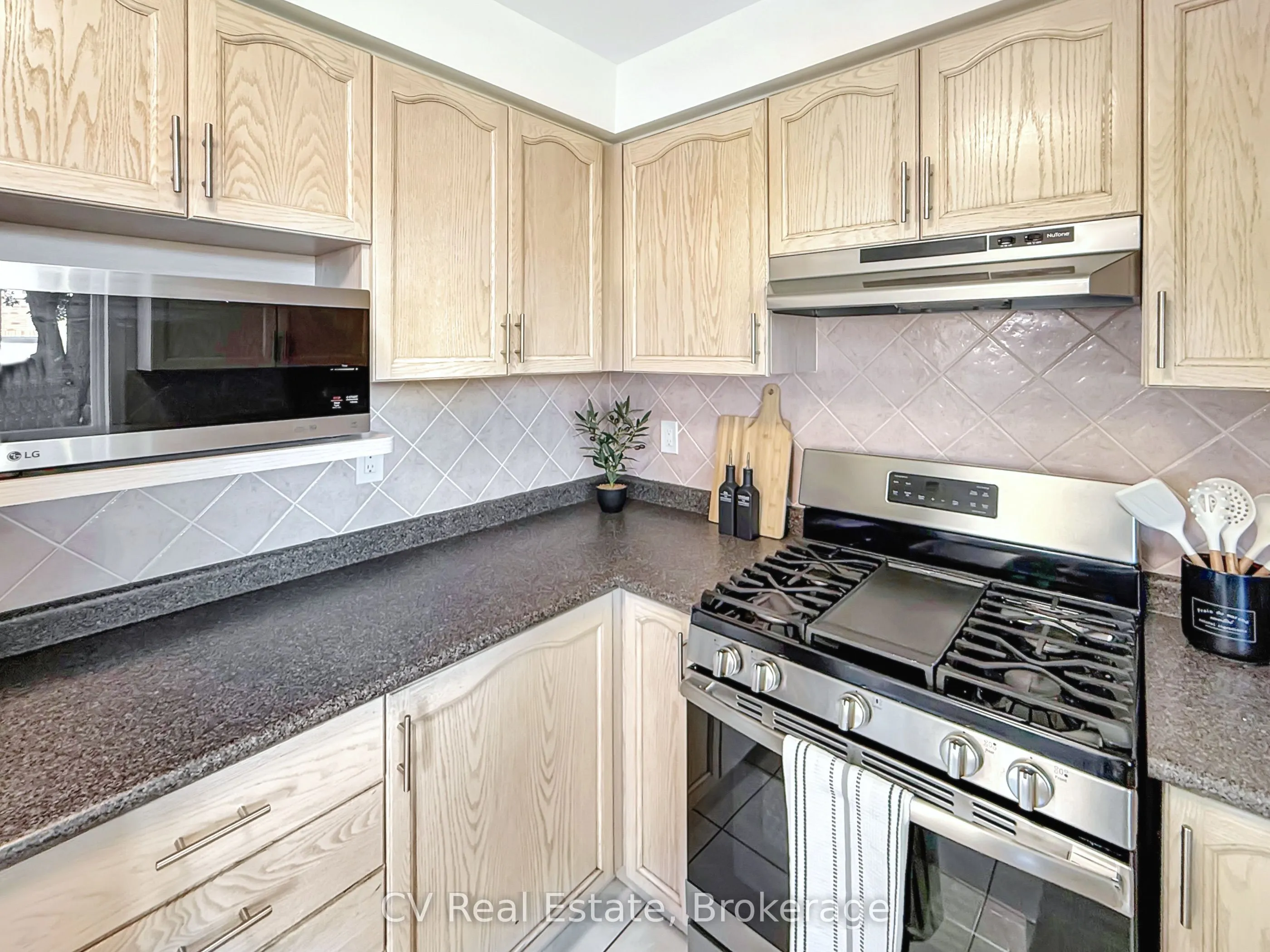 1338 Vincent Crescent