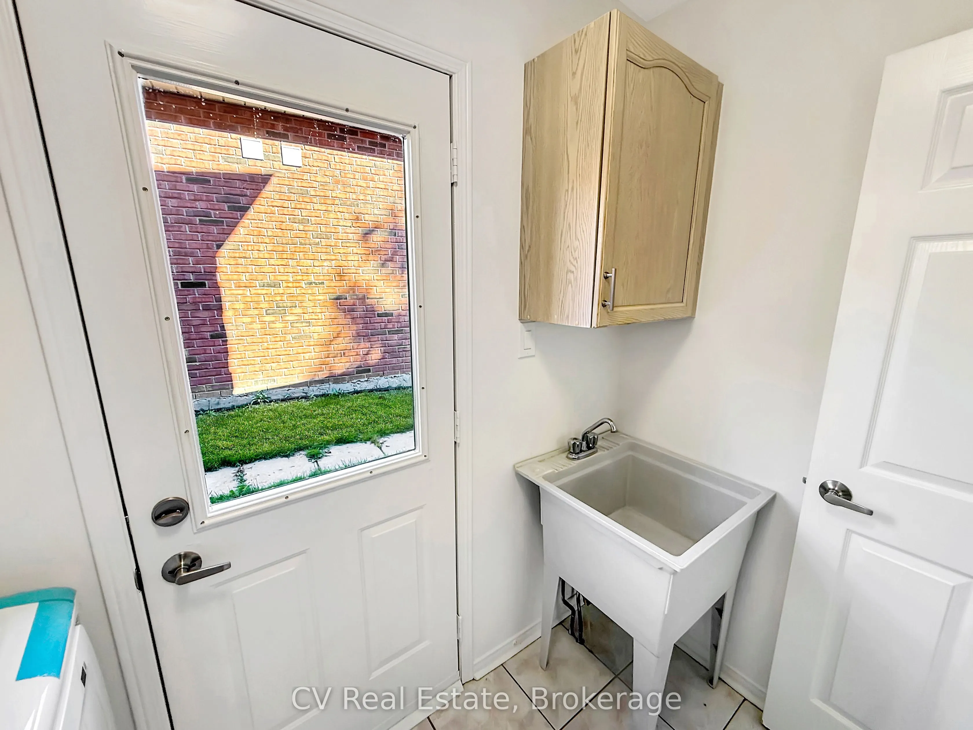 1338 Vincent Crescent