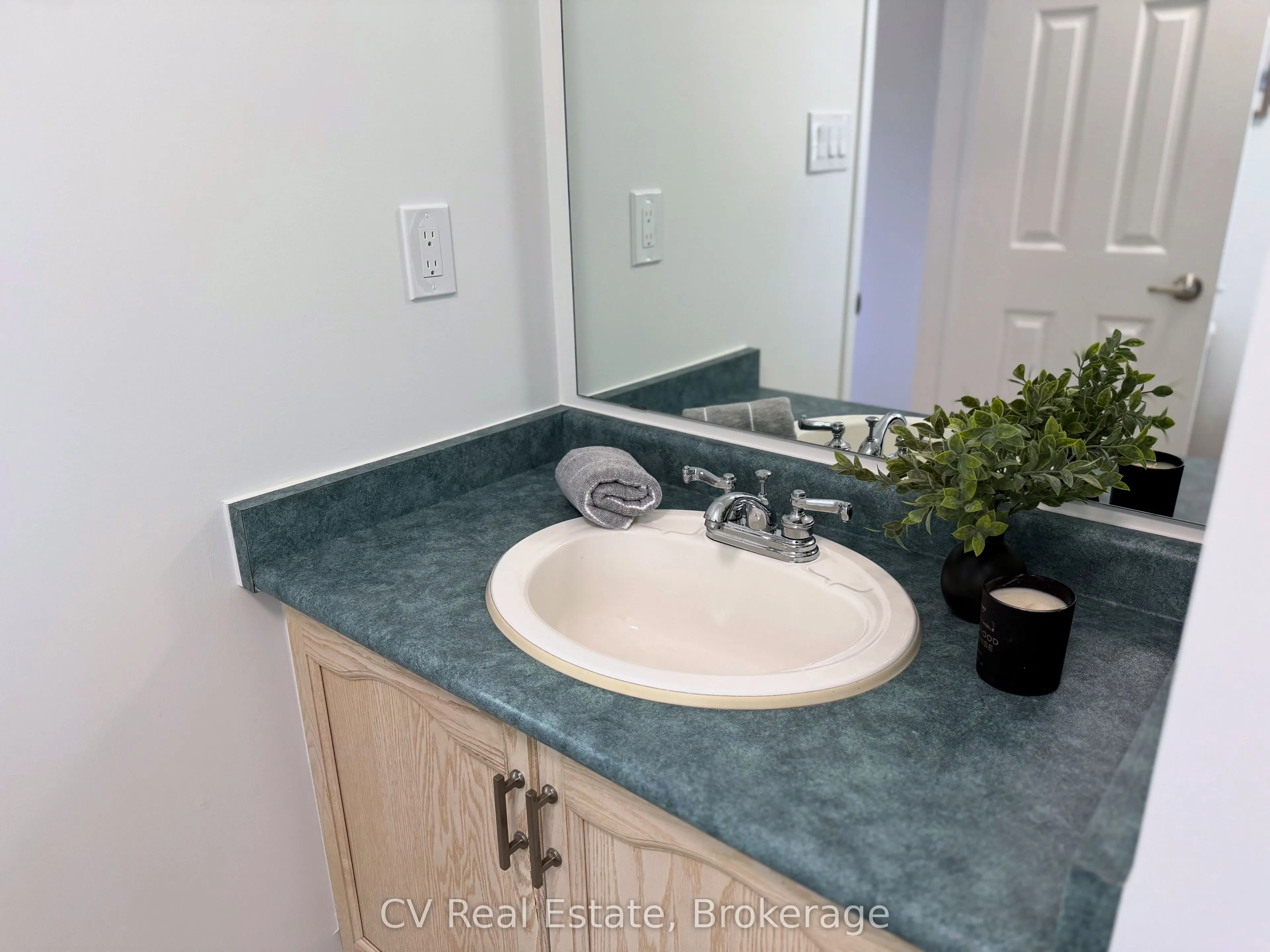 1338 Vincent Crescent