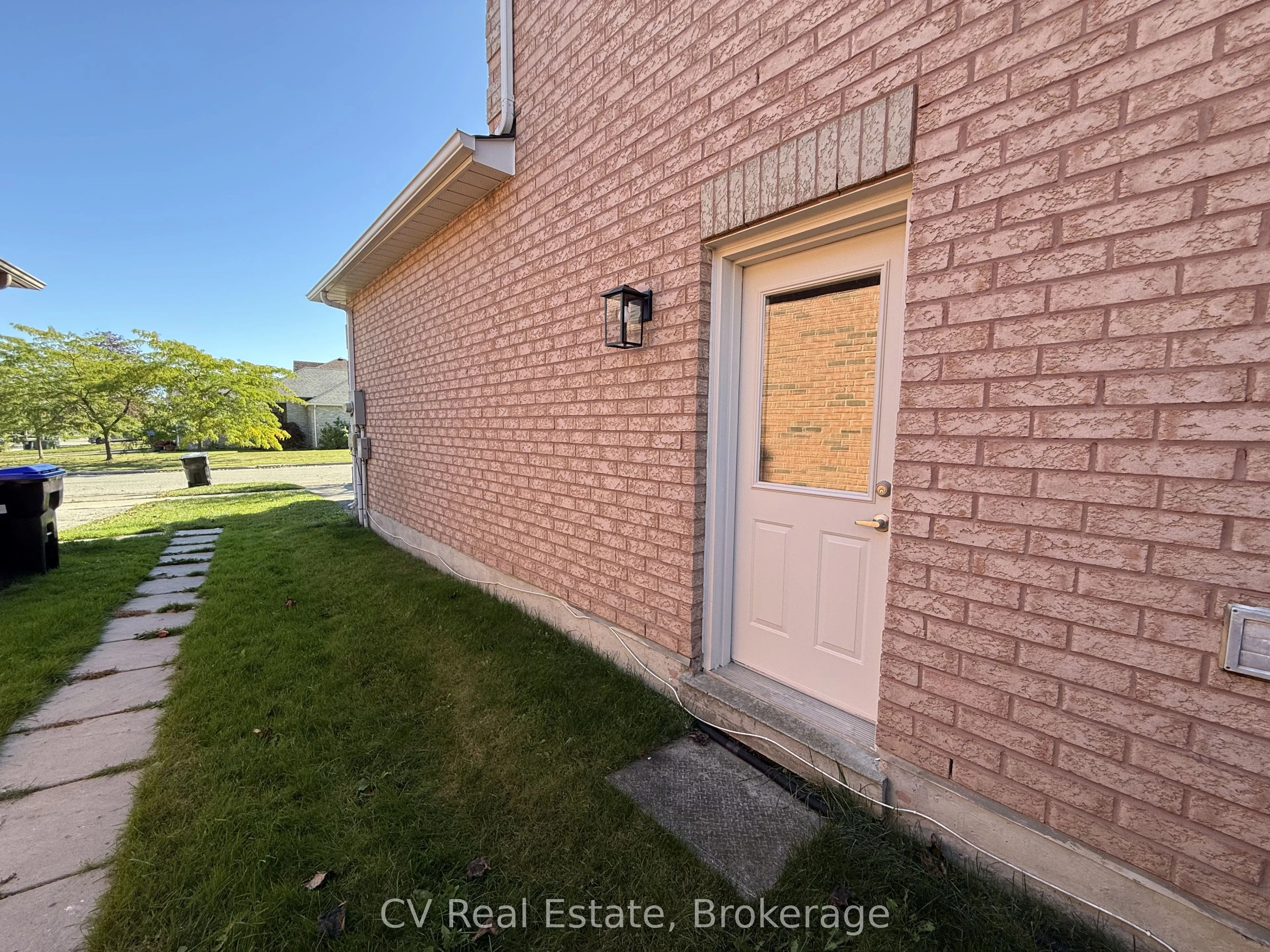 1338 Vincent Crescent