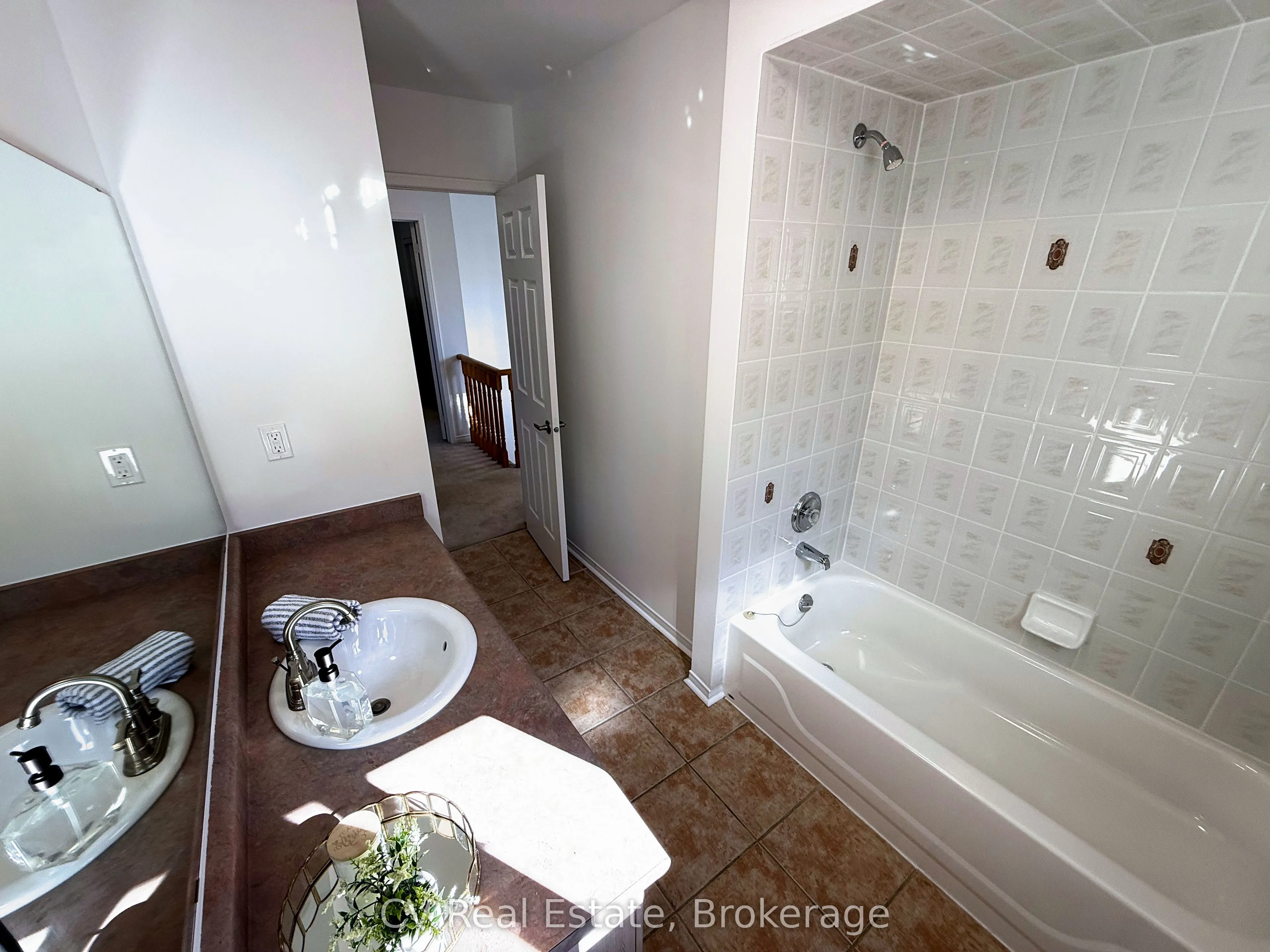 1338 Vincent Crescent