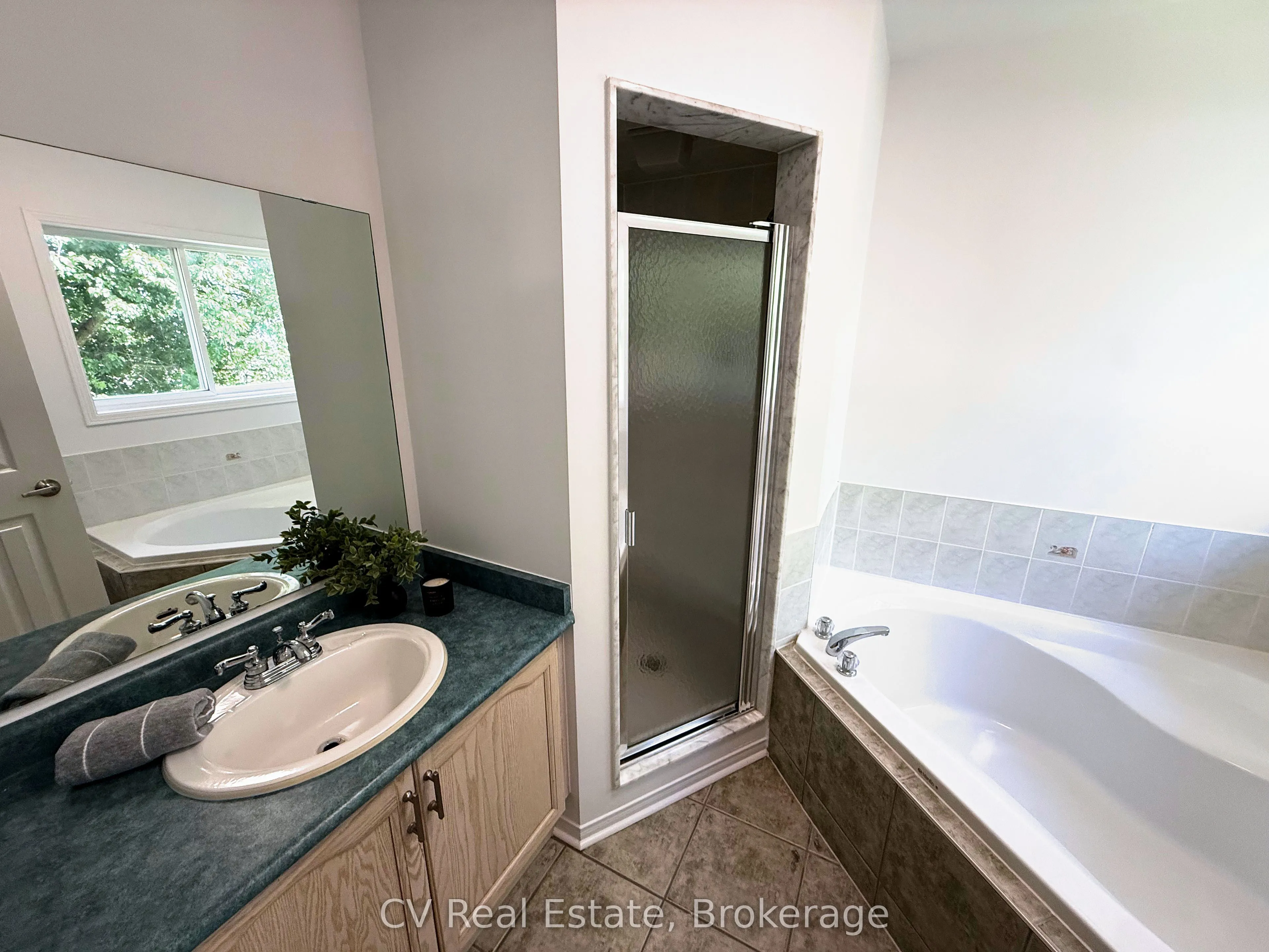 1338 Vincent Crescent