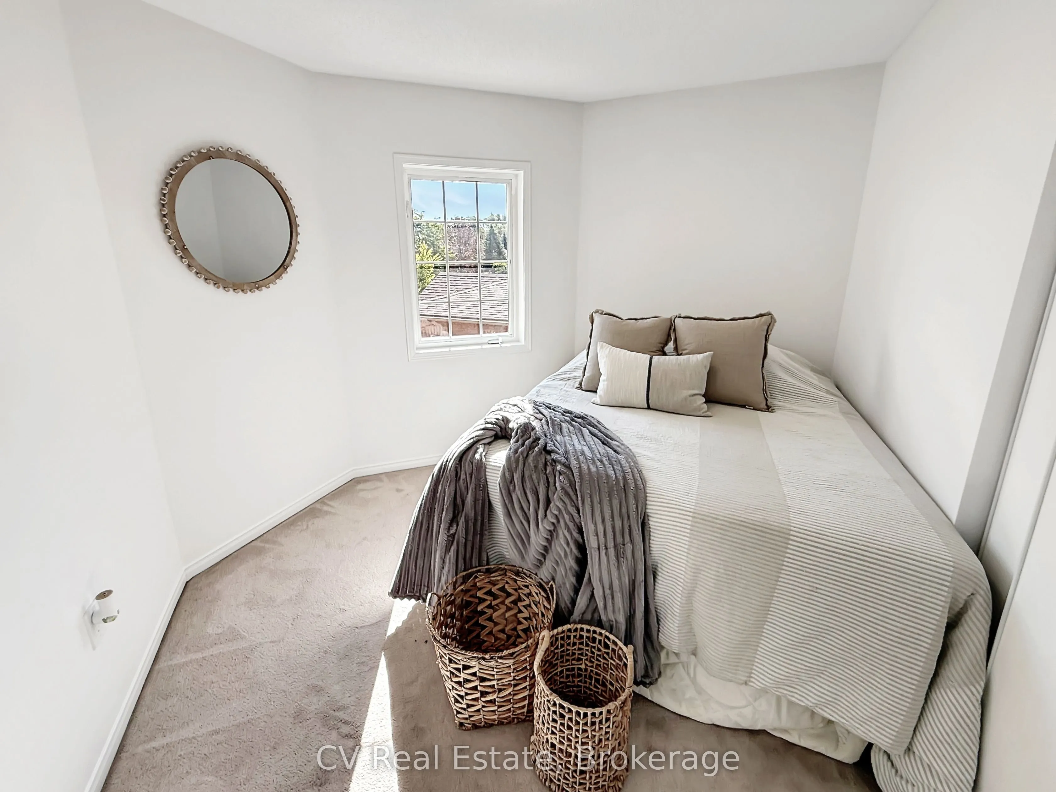 1338 Vincent Crescent