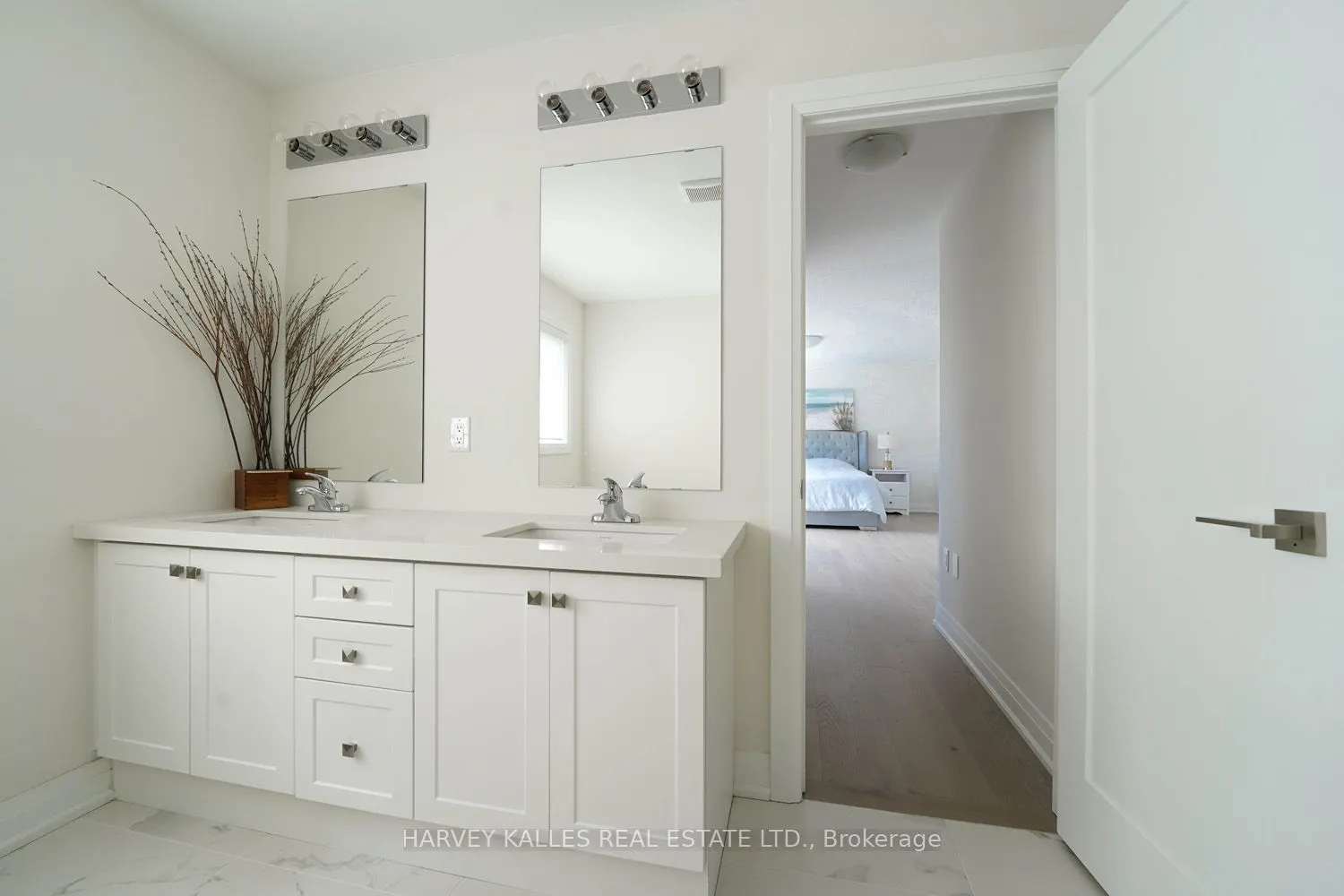 253 Seaview Heights #Main Floor