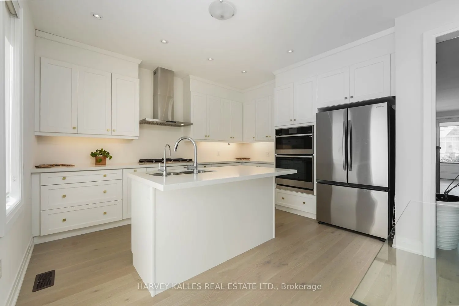 253 Seaview Heights #Main Floor
