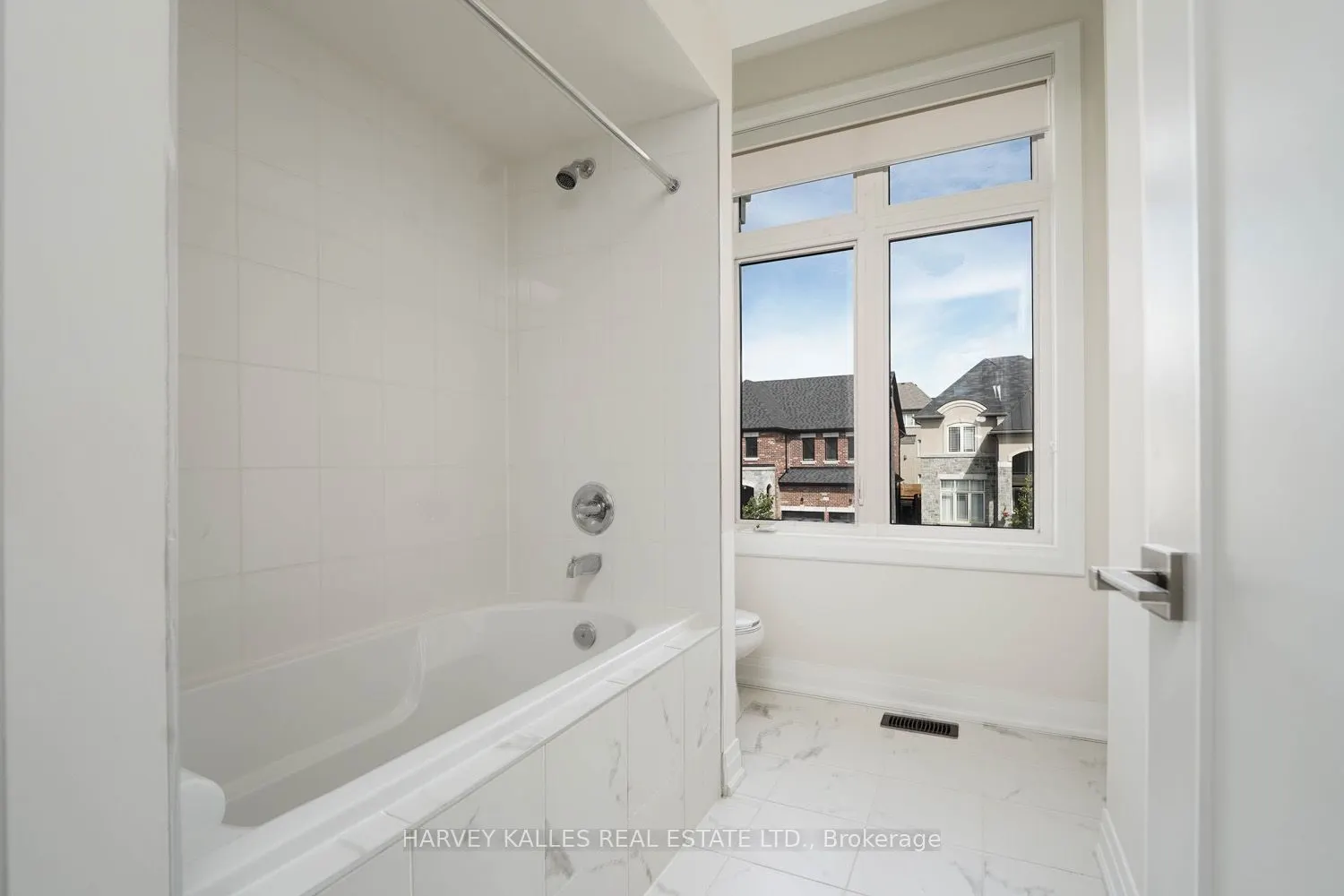 253 Seaview Heights #Main Floor