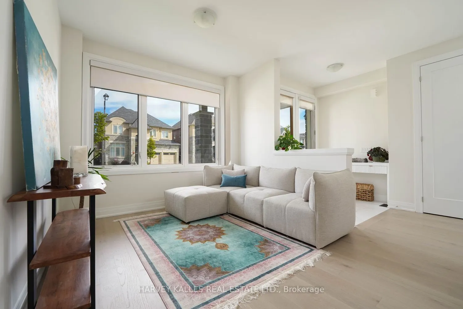 253 Seaview Heights #Main Floor