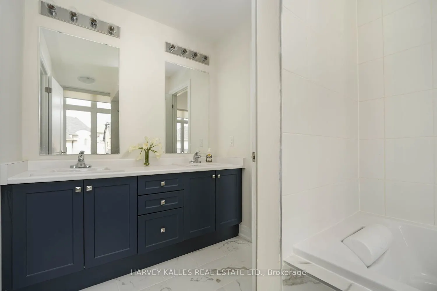 253 Seaview Heights #Main Floor