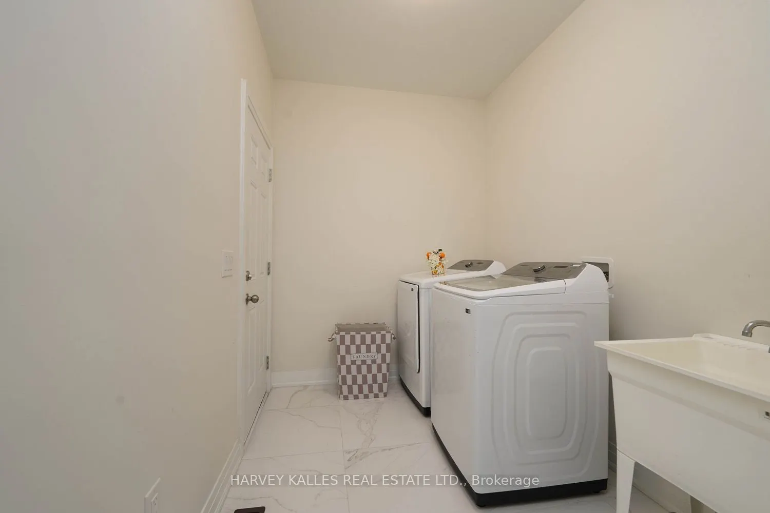 253 Seaview Heights #Main Floor