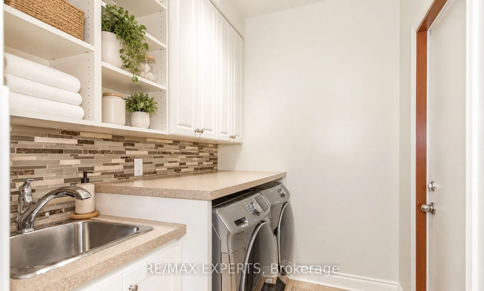 94 Royview Crescent