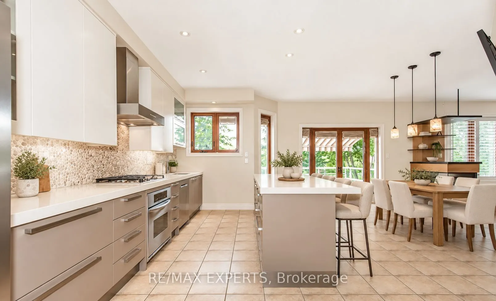 94 Royview Crescent