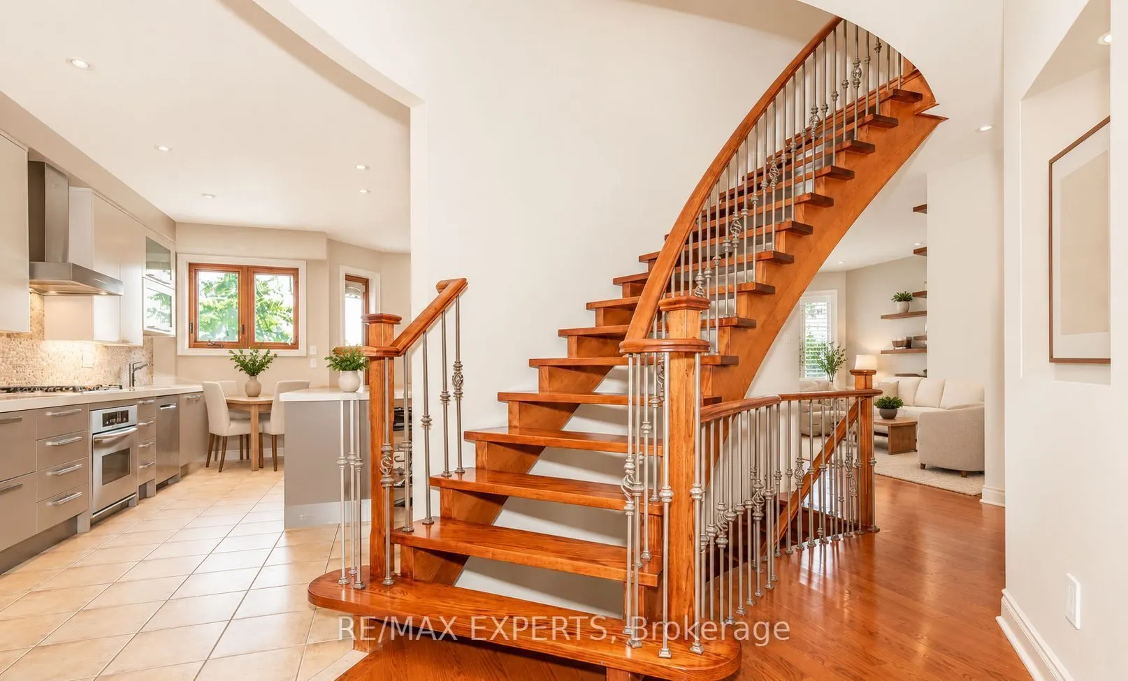 94 Royview Crescent