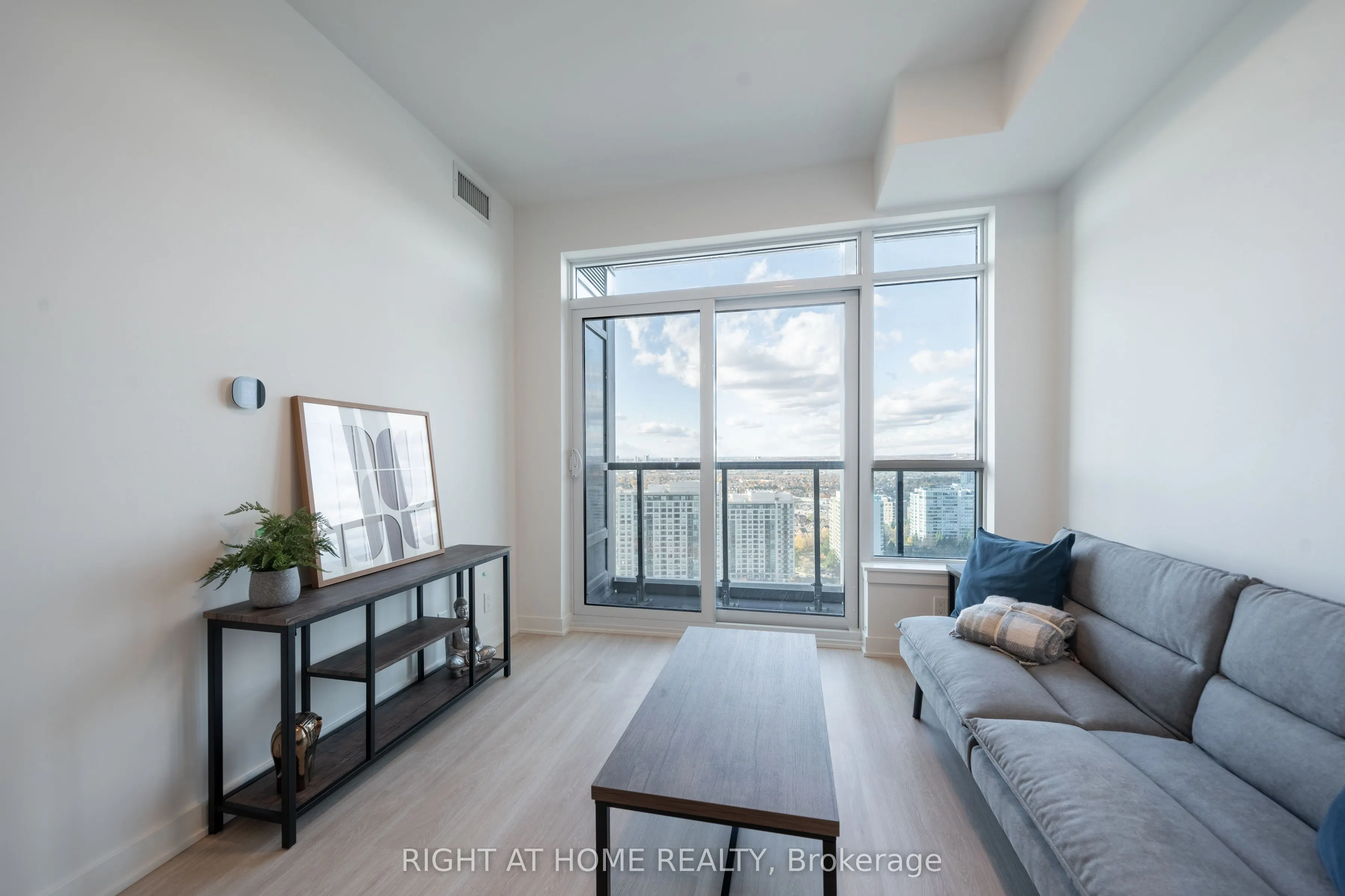 50 Upper Mall Way #2406