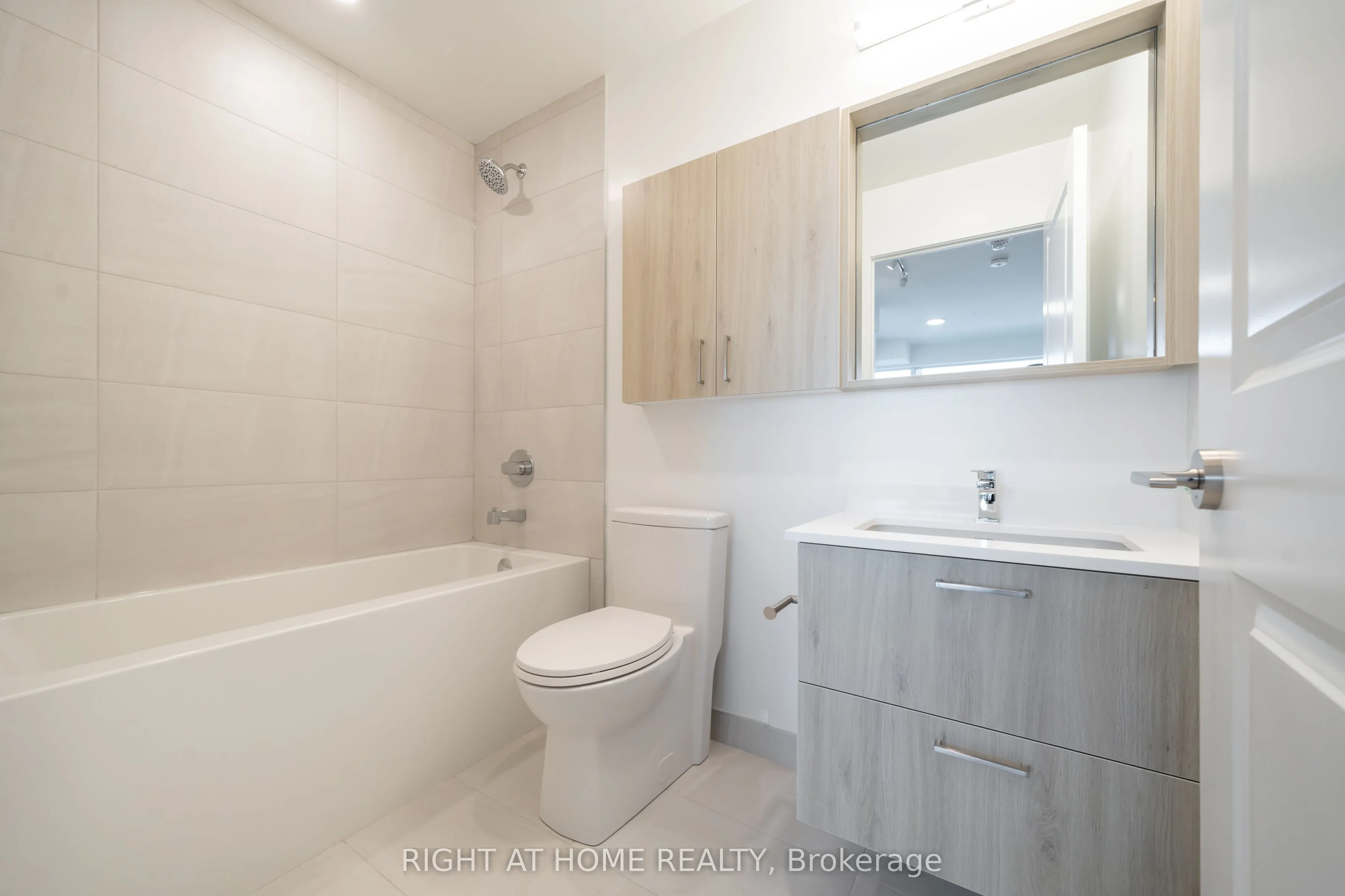 50 Upper Mall Way #2406