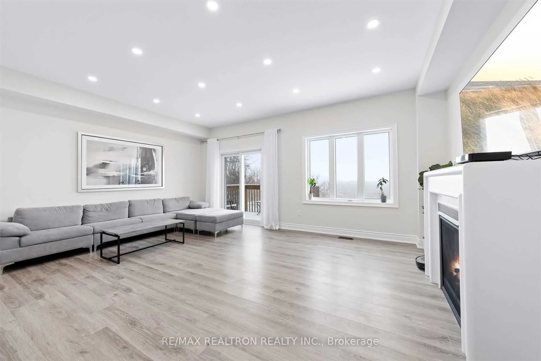 1172 Peelar Crescent
