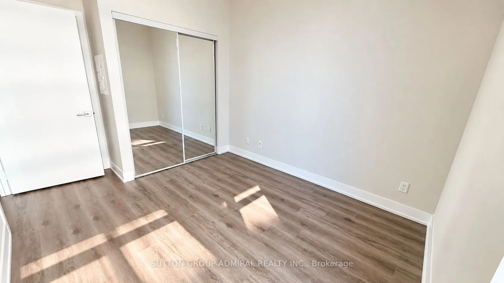 9471 Yonge Street #744