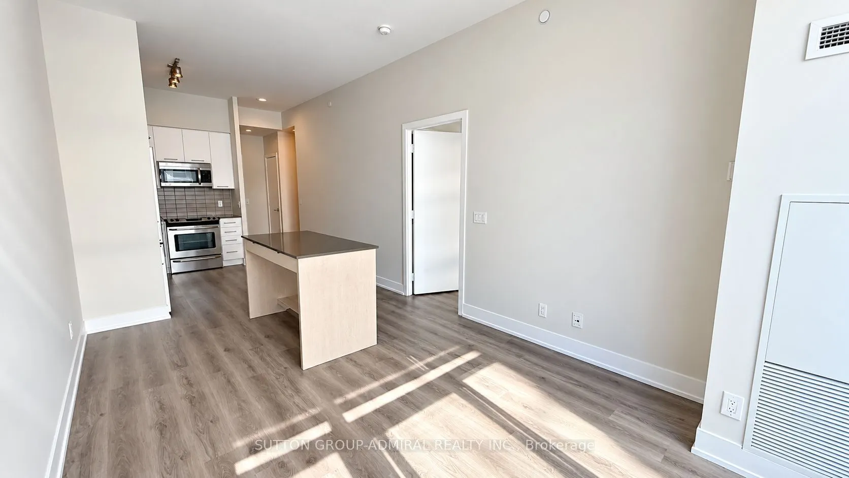 9471 Yonge Street #744