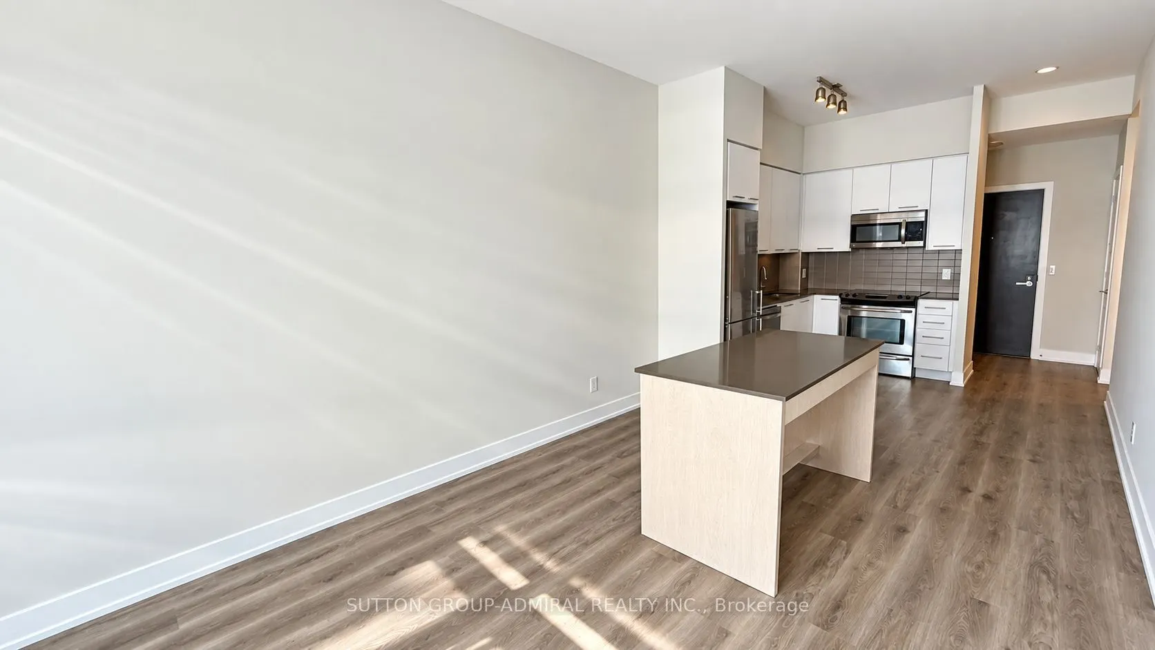 9471 Yonge Street #744