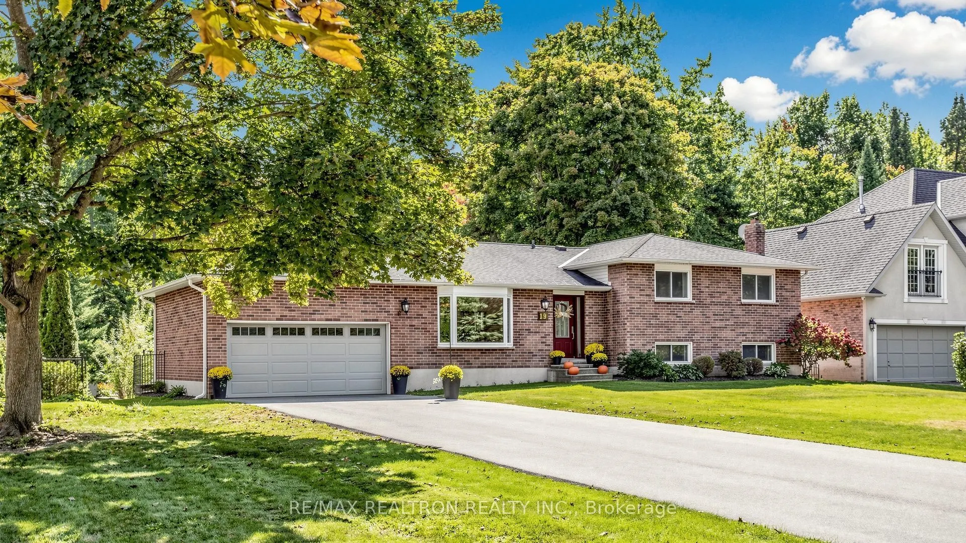 19 Amberglen Court