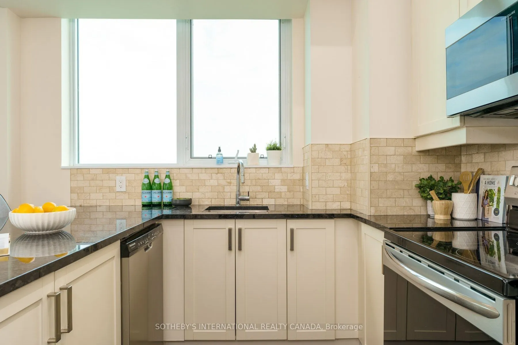 11611 Yonge Street #521