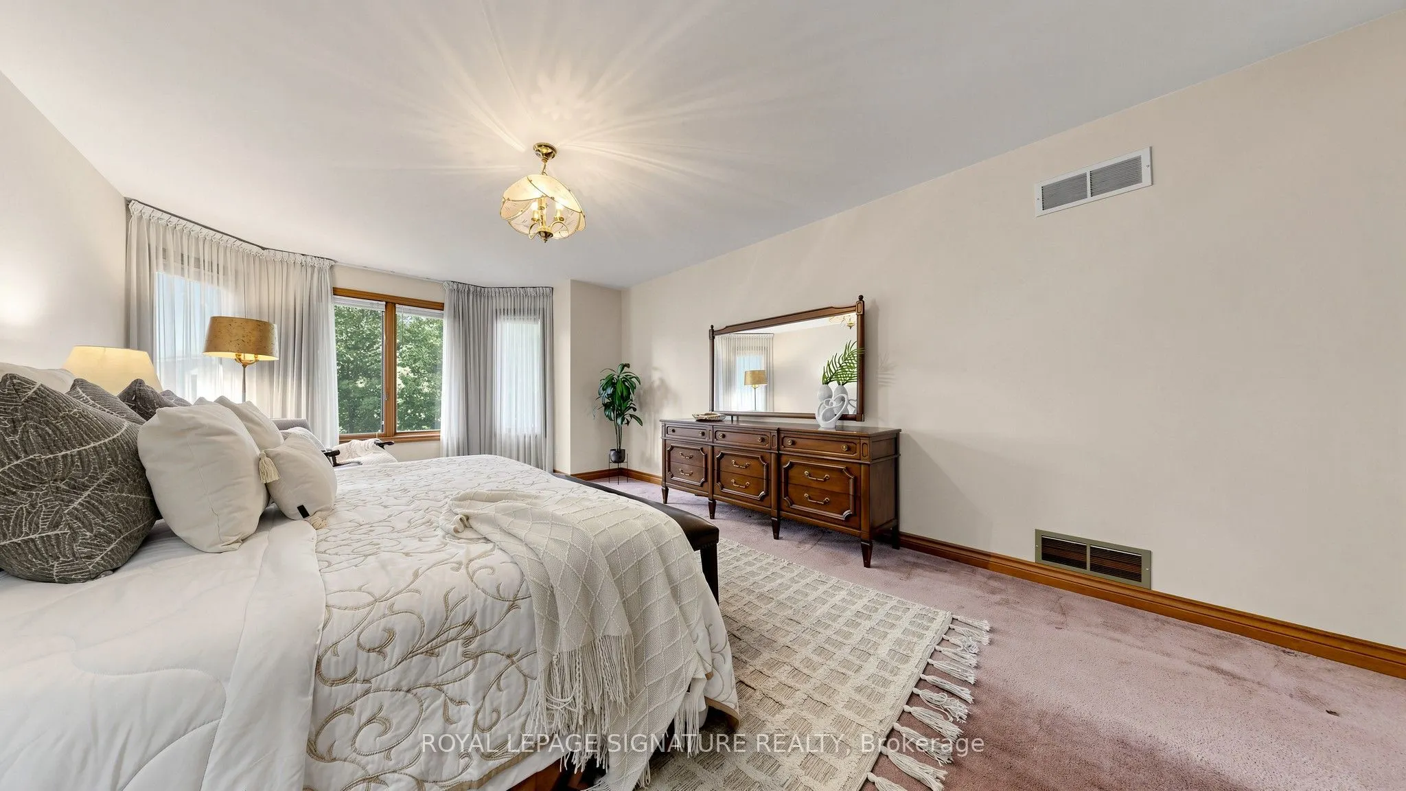 8 Royal Garden Boulevard