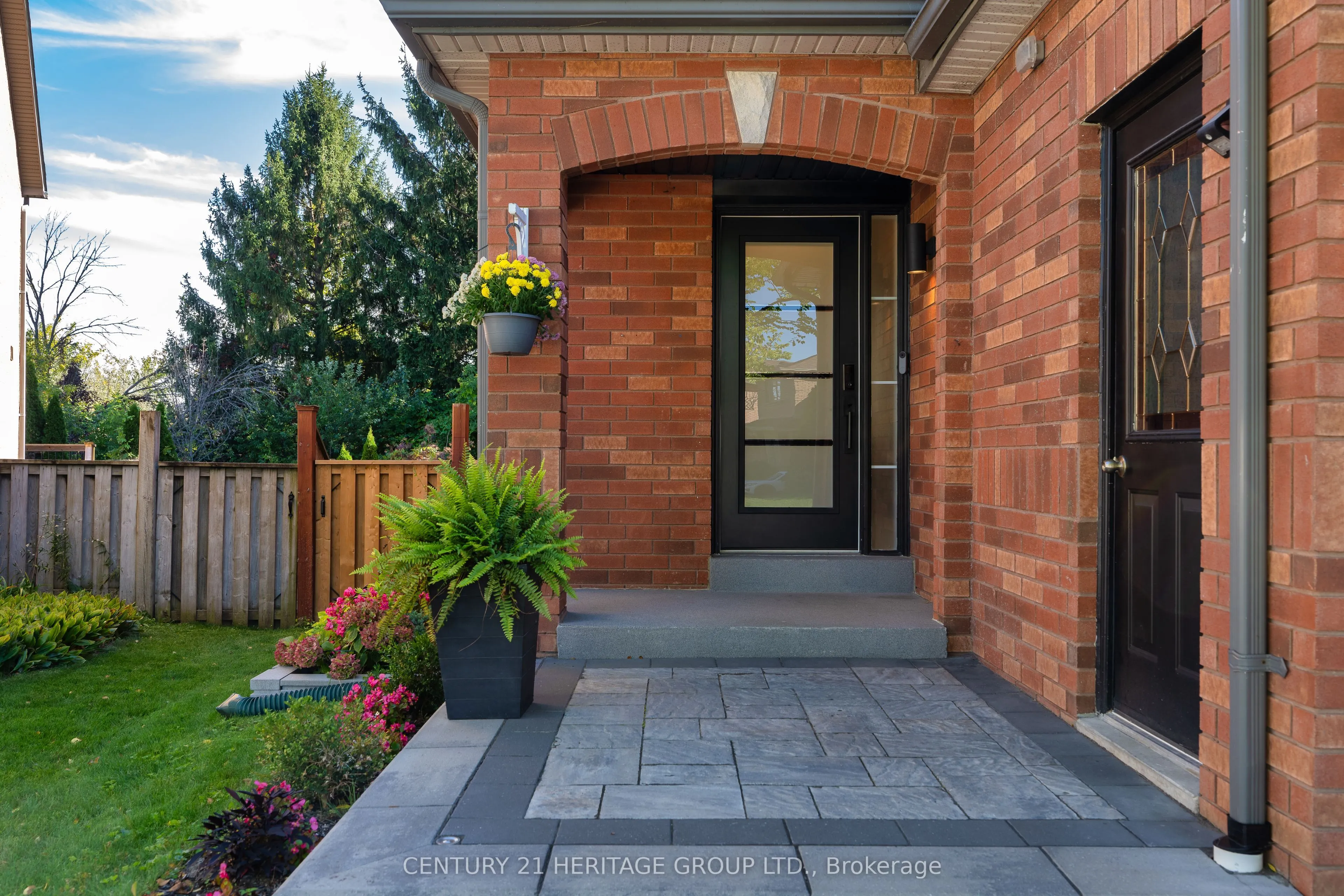671 Walpole Crescent