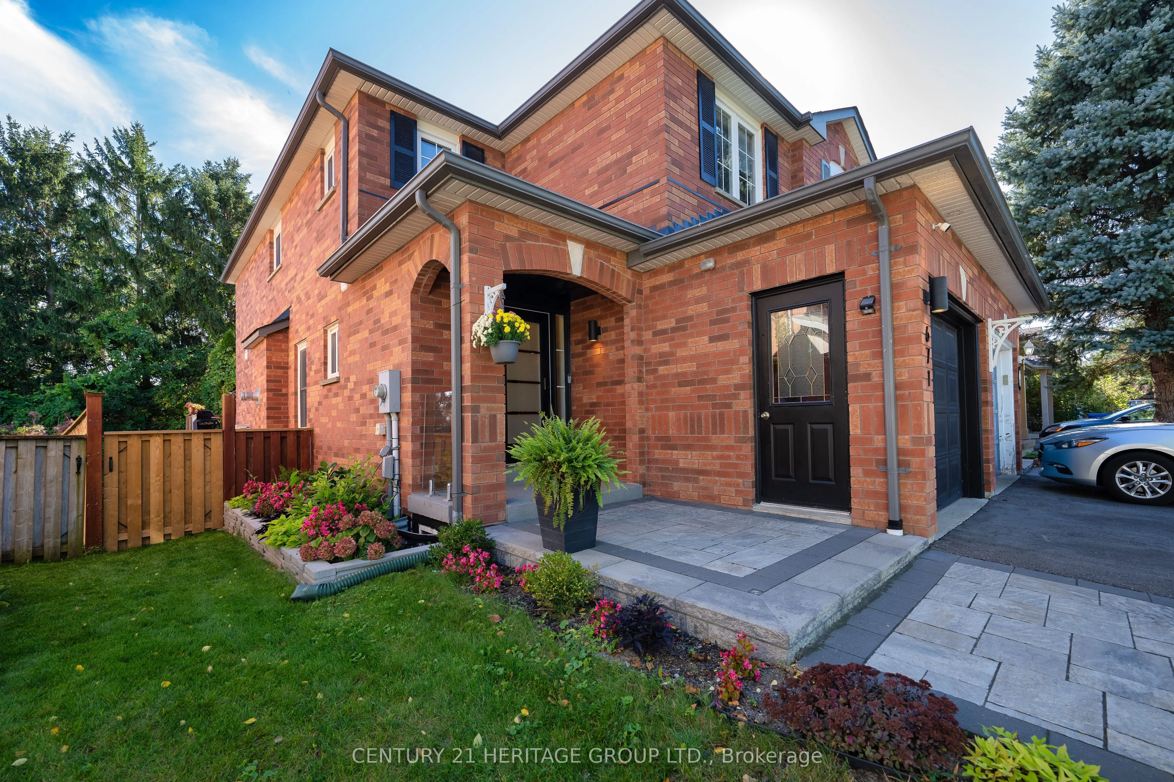 671 Walpole Crescent