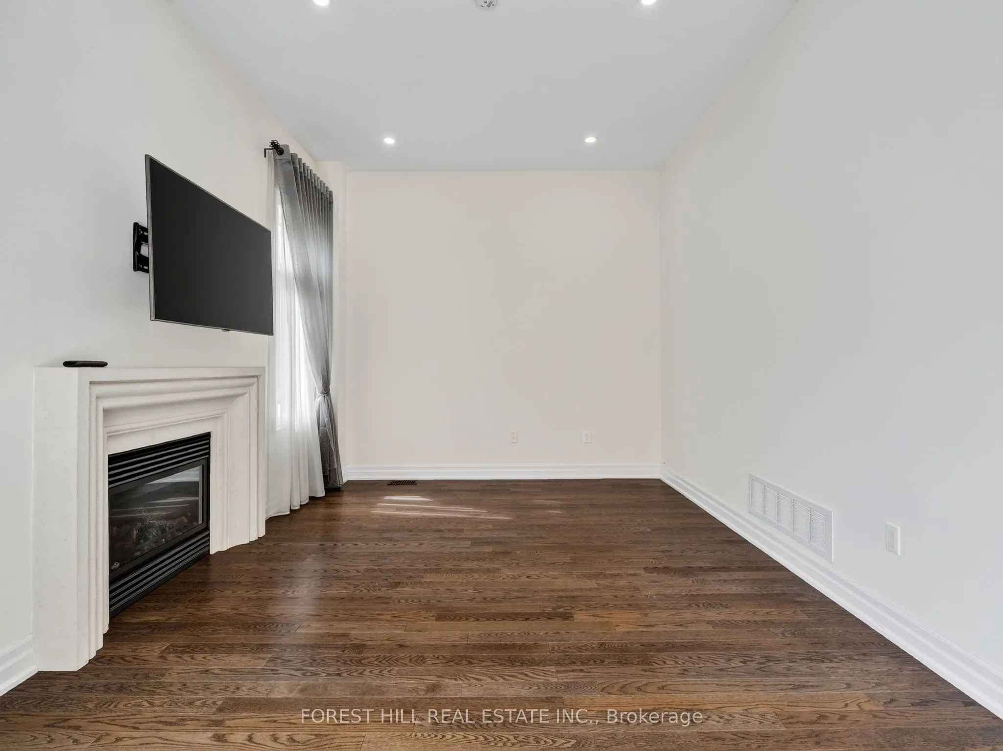 18 Hackwood Crescent