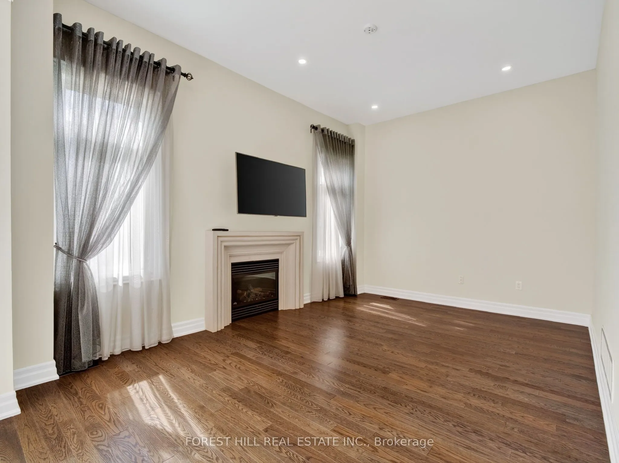18 Hackwood Crescent