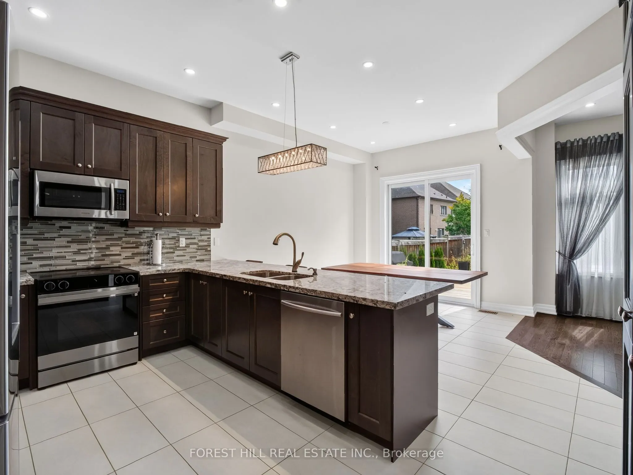18 Hackwood Crescent